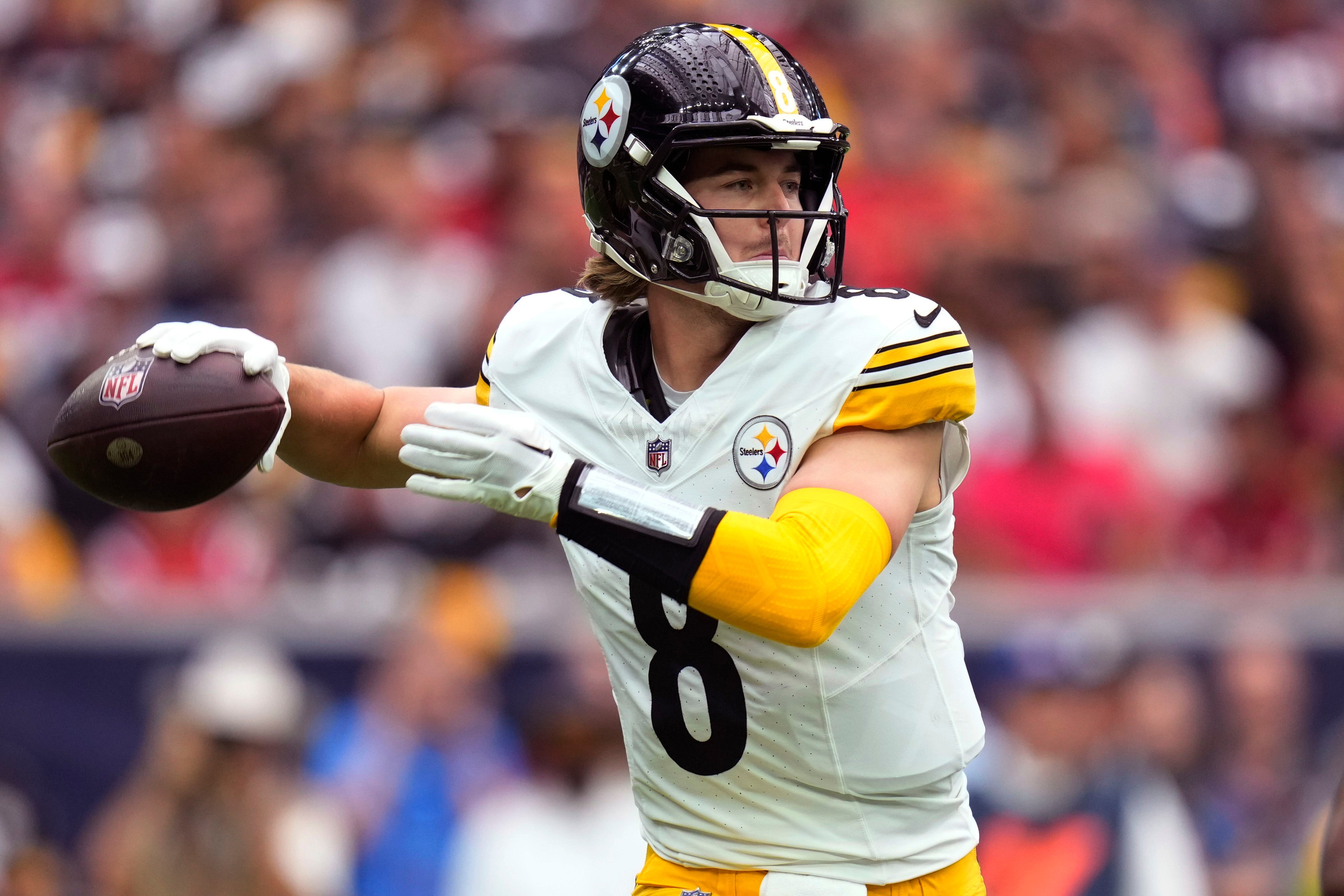 Pittsburgh Steelers quarterback Kenny Pickett (8) warms up before