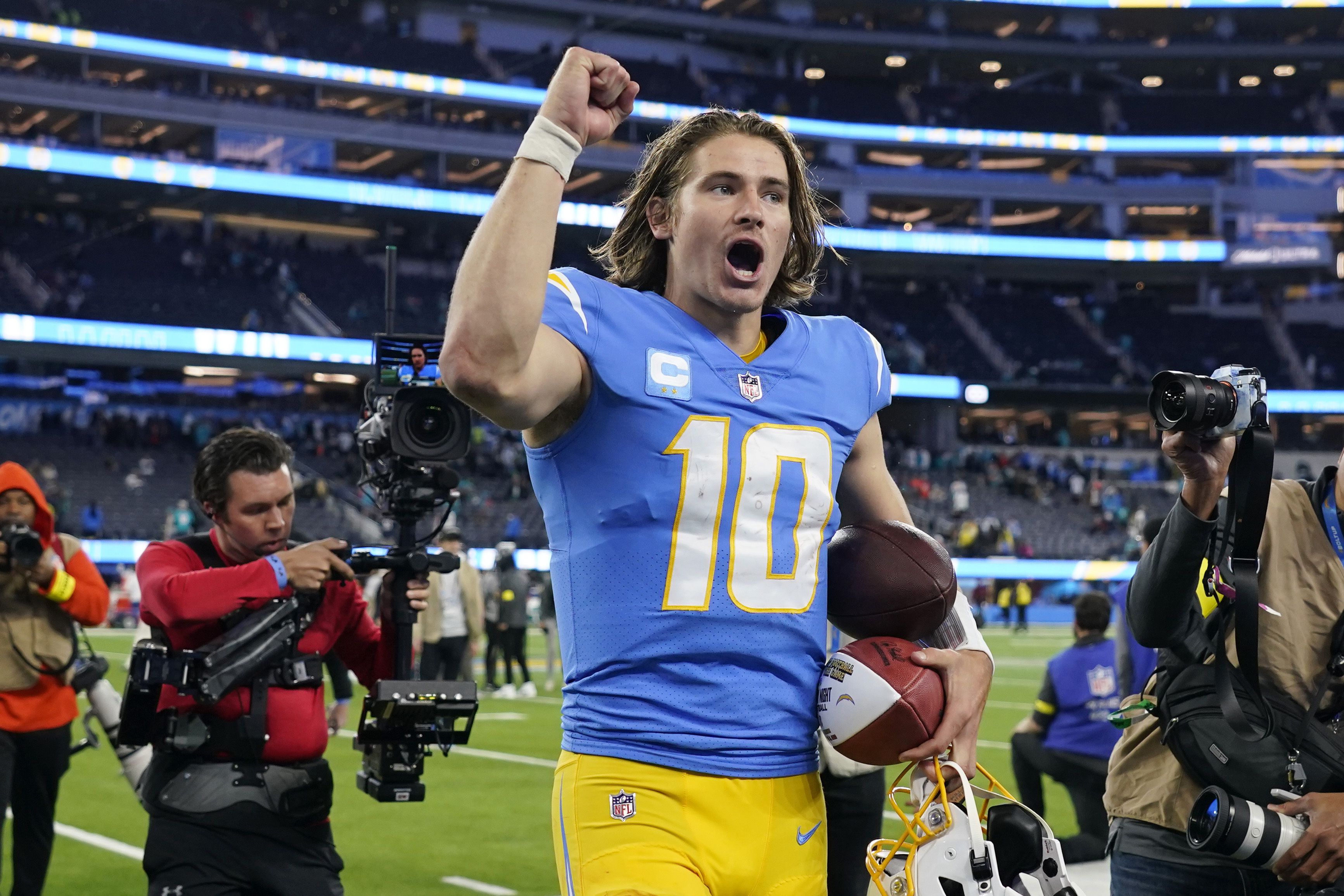 Chargers QB Justin Herbert wins 2022 Pro Bowl Offensive MVP - Bolts From  The Blue