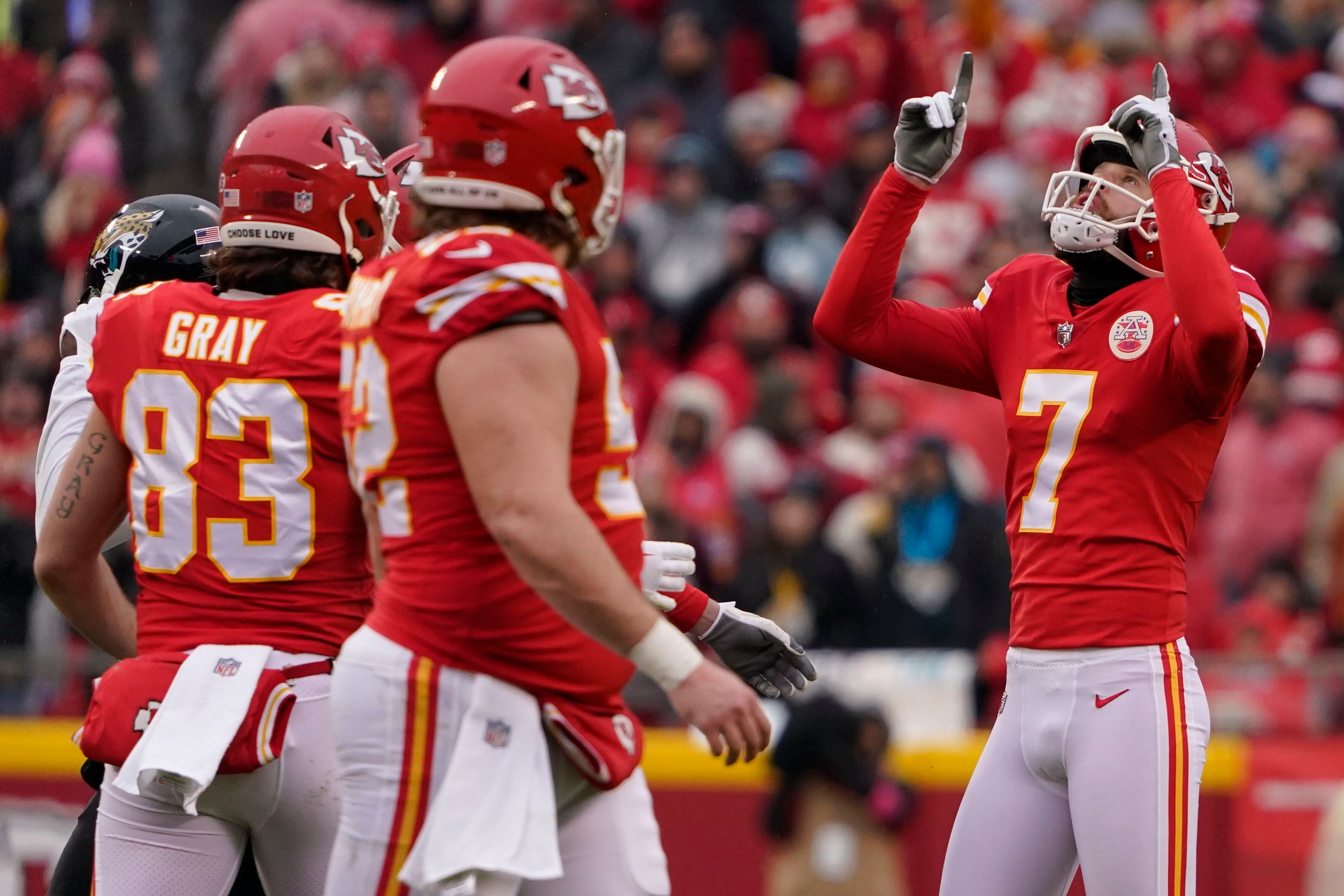 Mahomes leads Chiefs past Jags 27-20 with injured ankle - The San