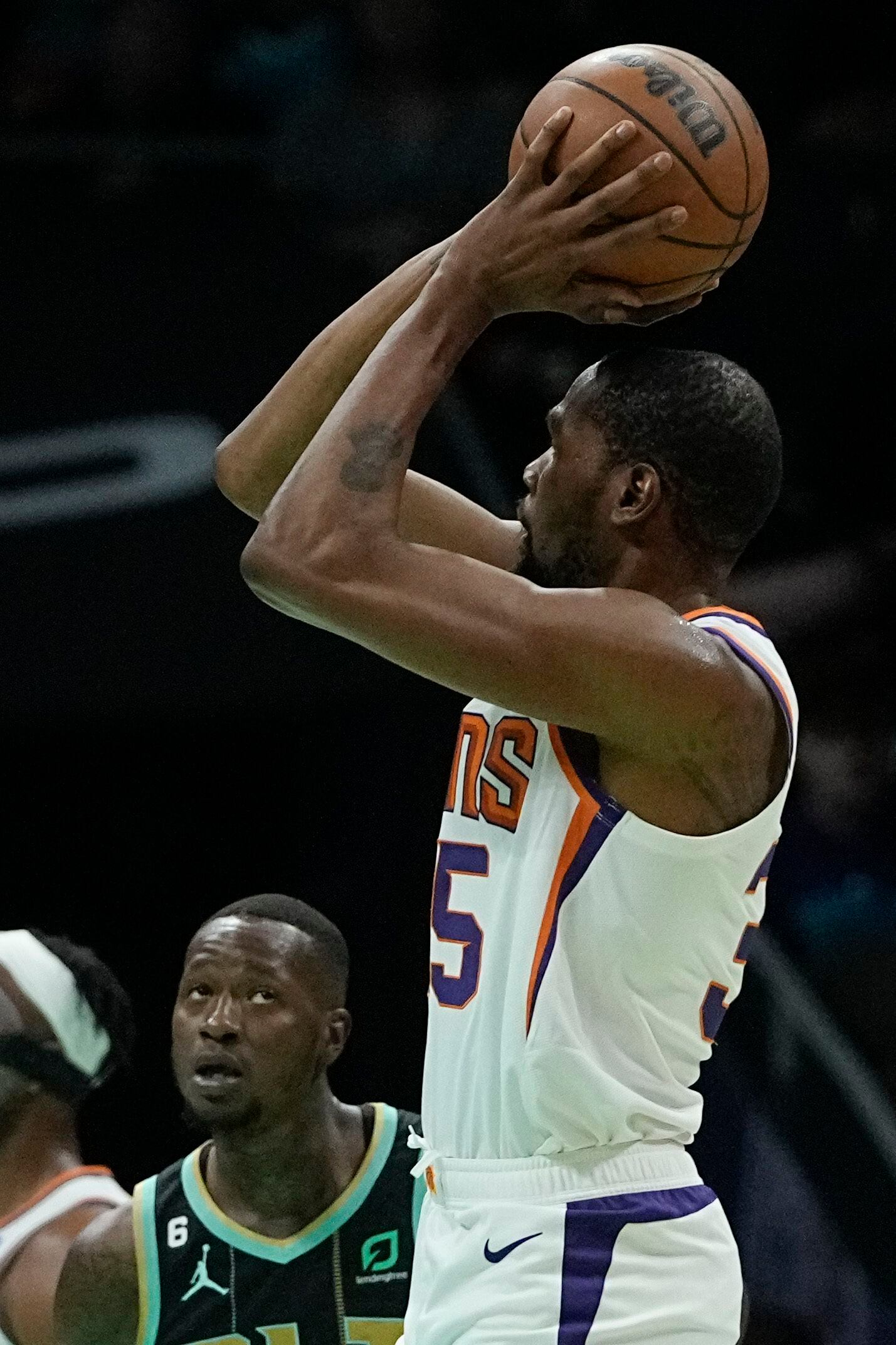 Kevin Durant scores 23 points in Charlotte in Suns debut