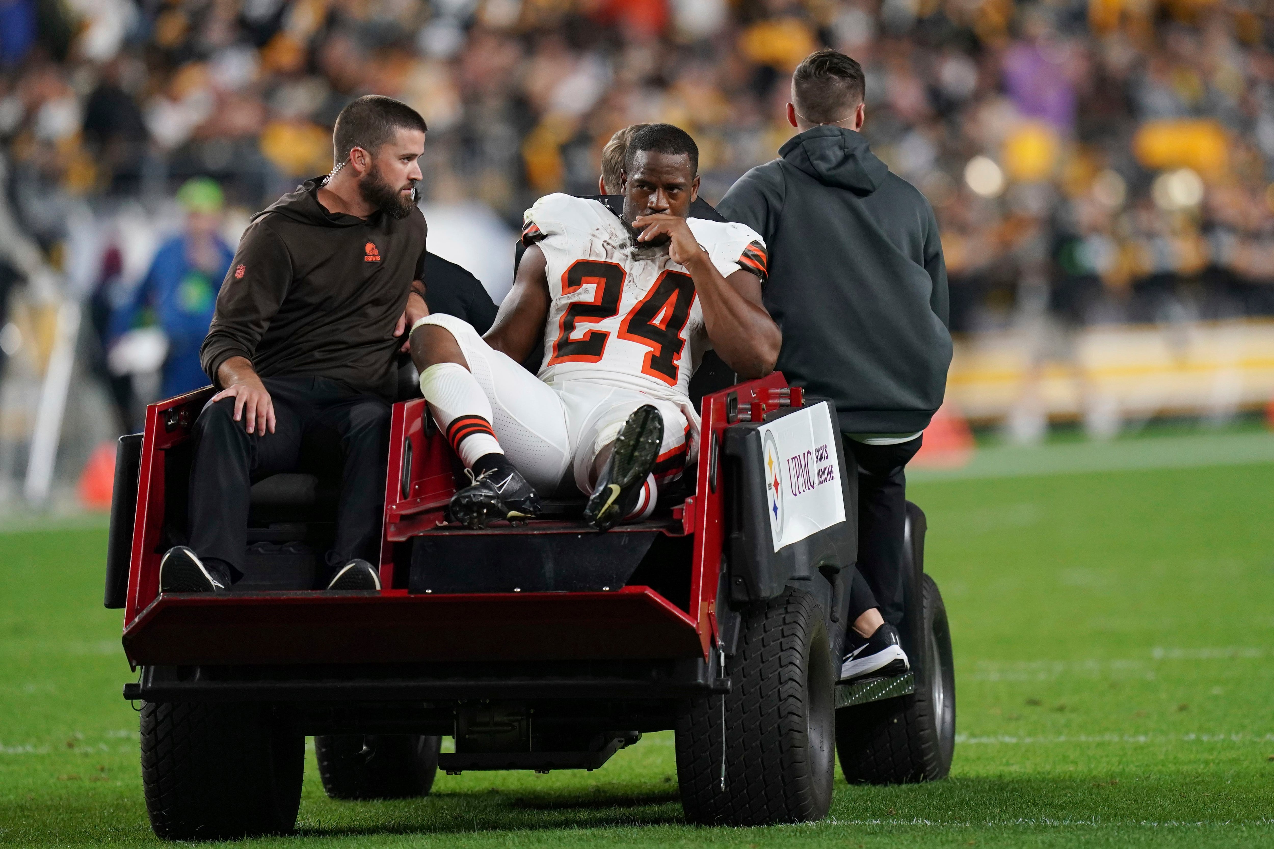 Cleveland Browns running back Nick Chubb (24) and Miami Dolphins