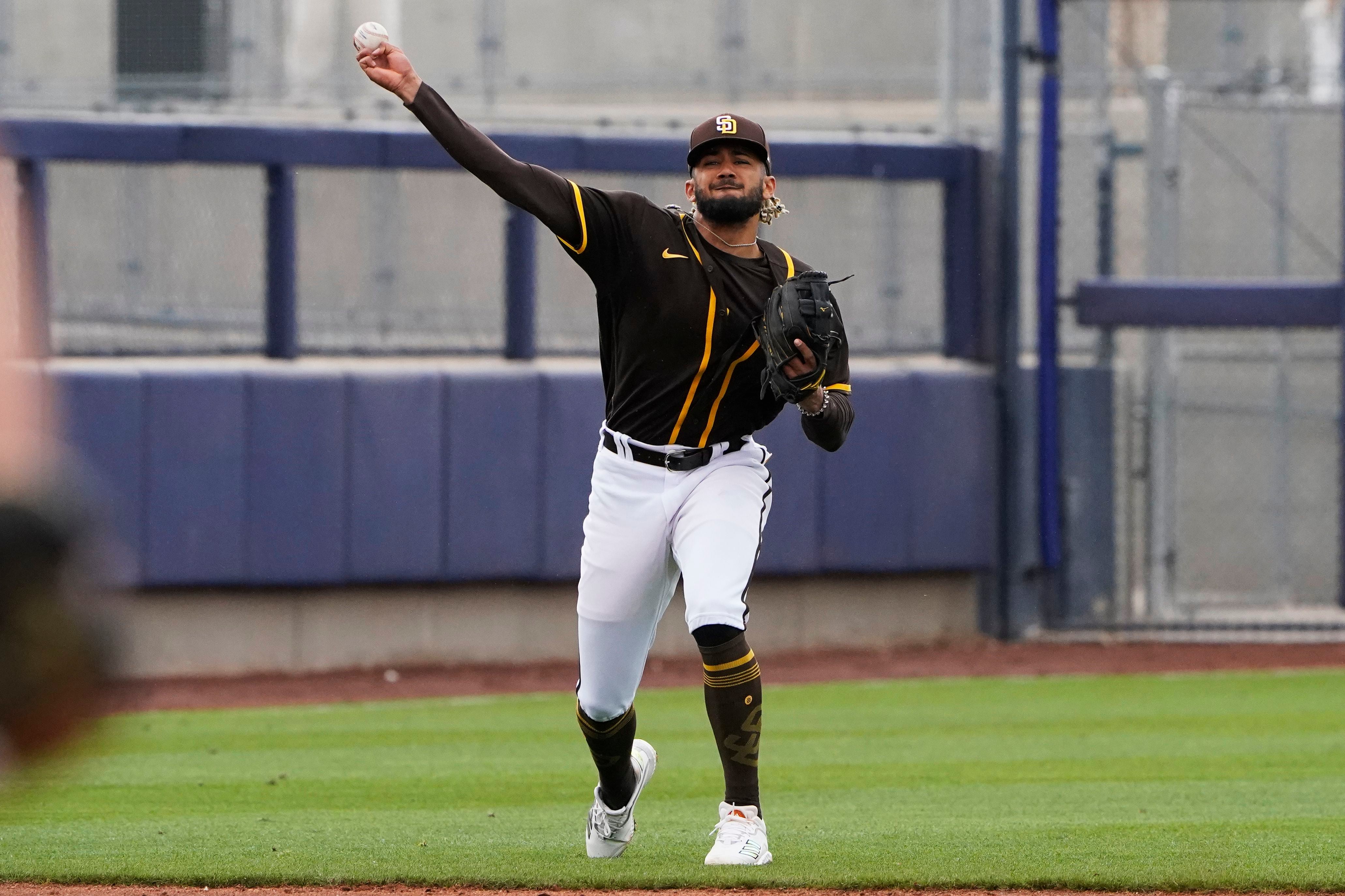 Padres SS Tatis Jr. leaves game with shoulder discomfort –