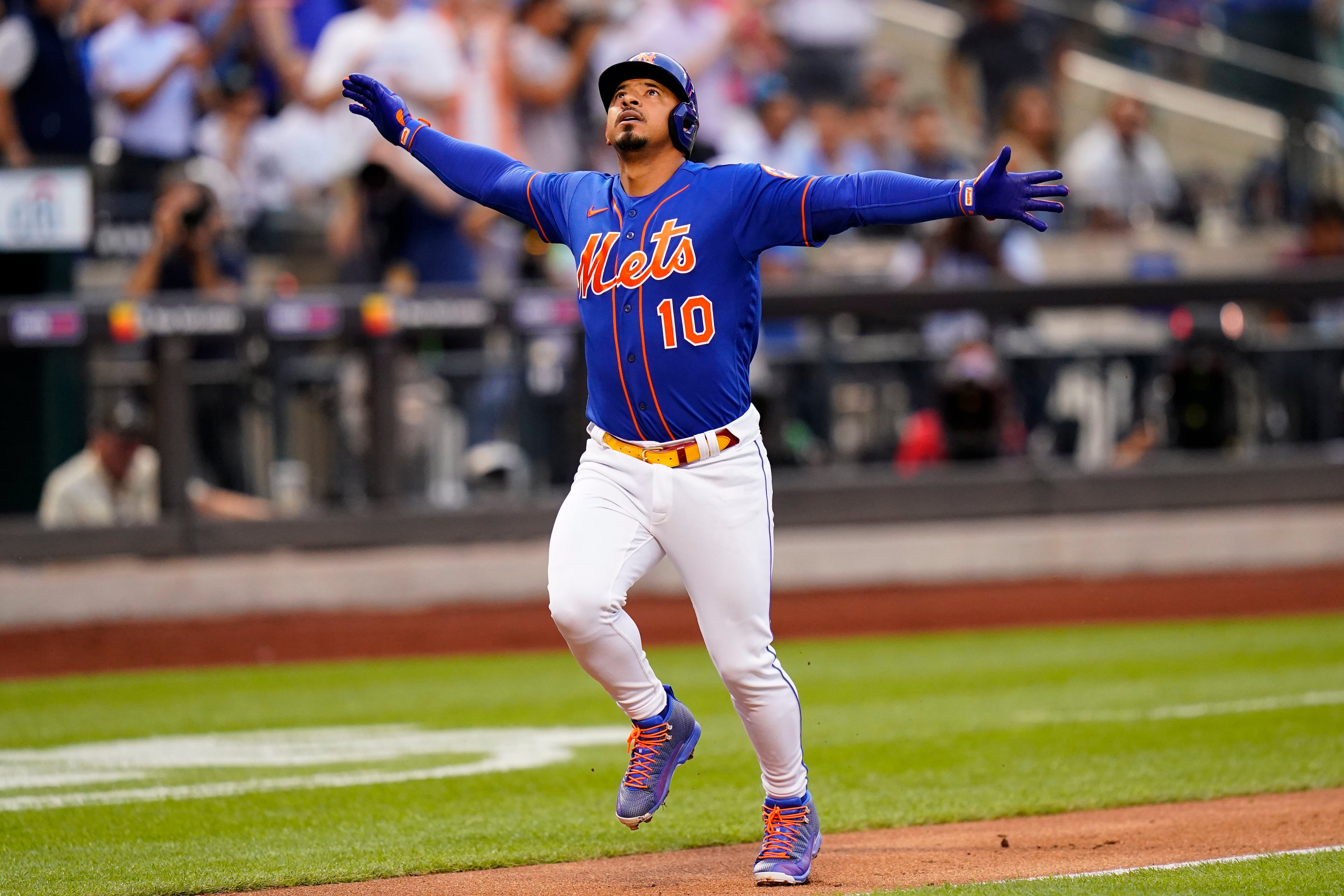 Mets Return to .500 With 10-3 Blowout Over Sloppy Yanks