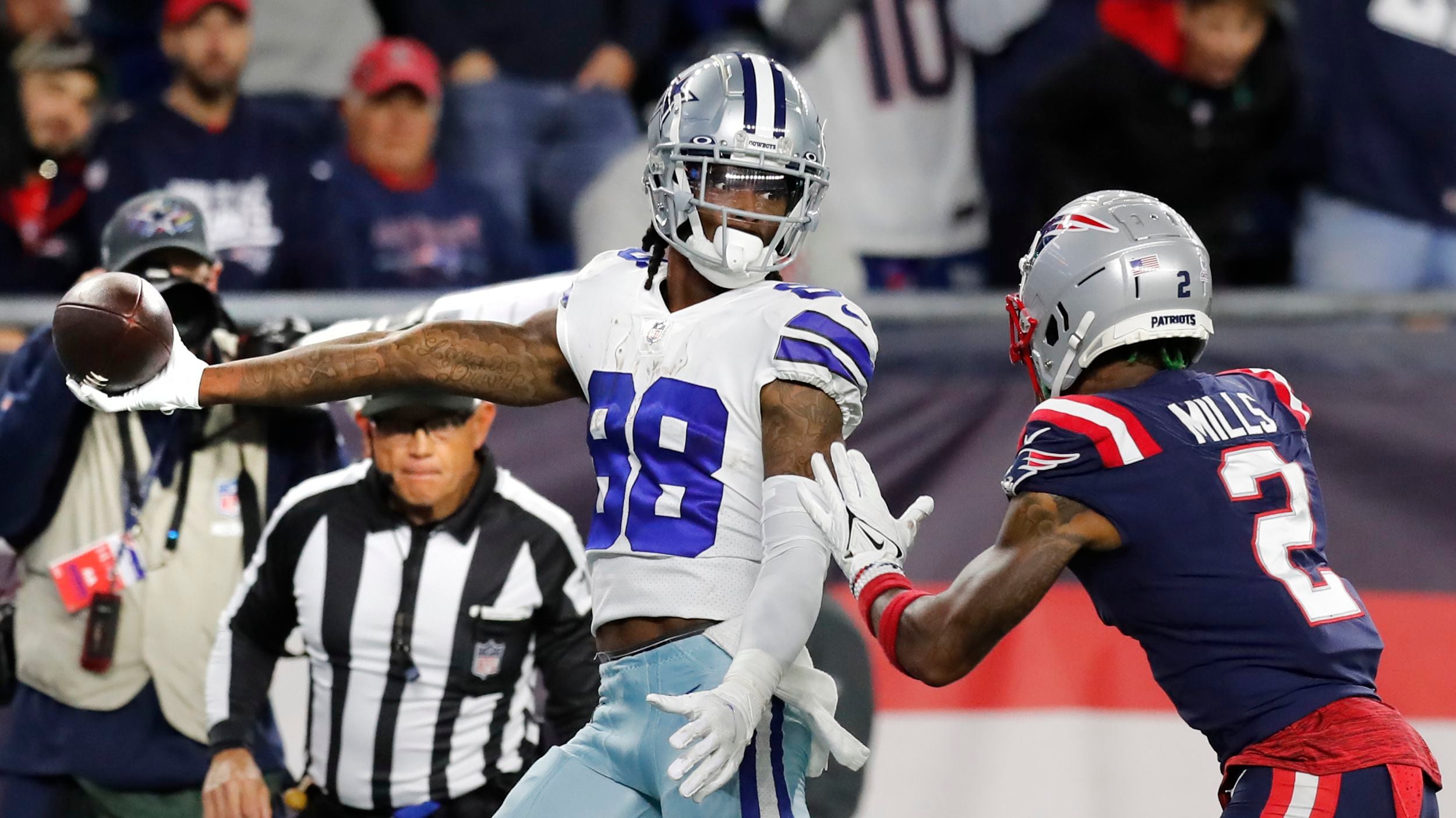 Dallas Cowboys' Dak Prescott (4) and CeeDee Lamb (88) celebrate