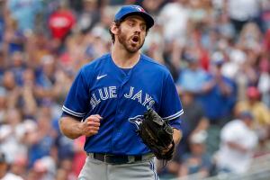 Hernandez's late bomb makes up for base-running gaffe in Jays' win over  Twins