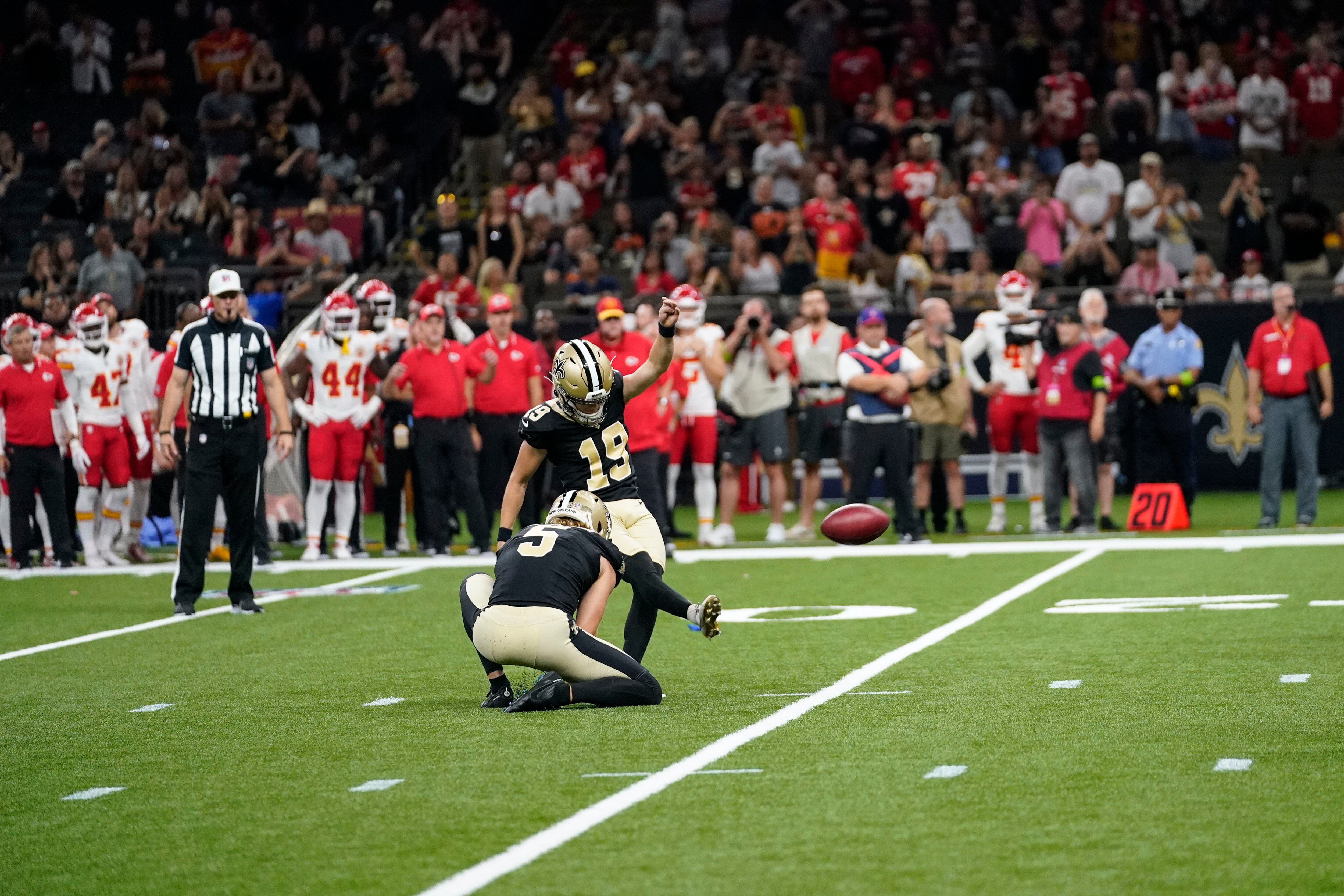 Derek Carr throws a TD pass in his Saints debut, a 26-24 preseason win over  the Chiefs - The San Diego Union-Tribune