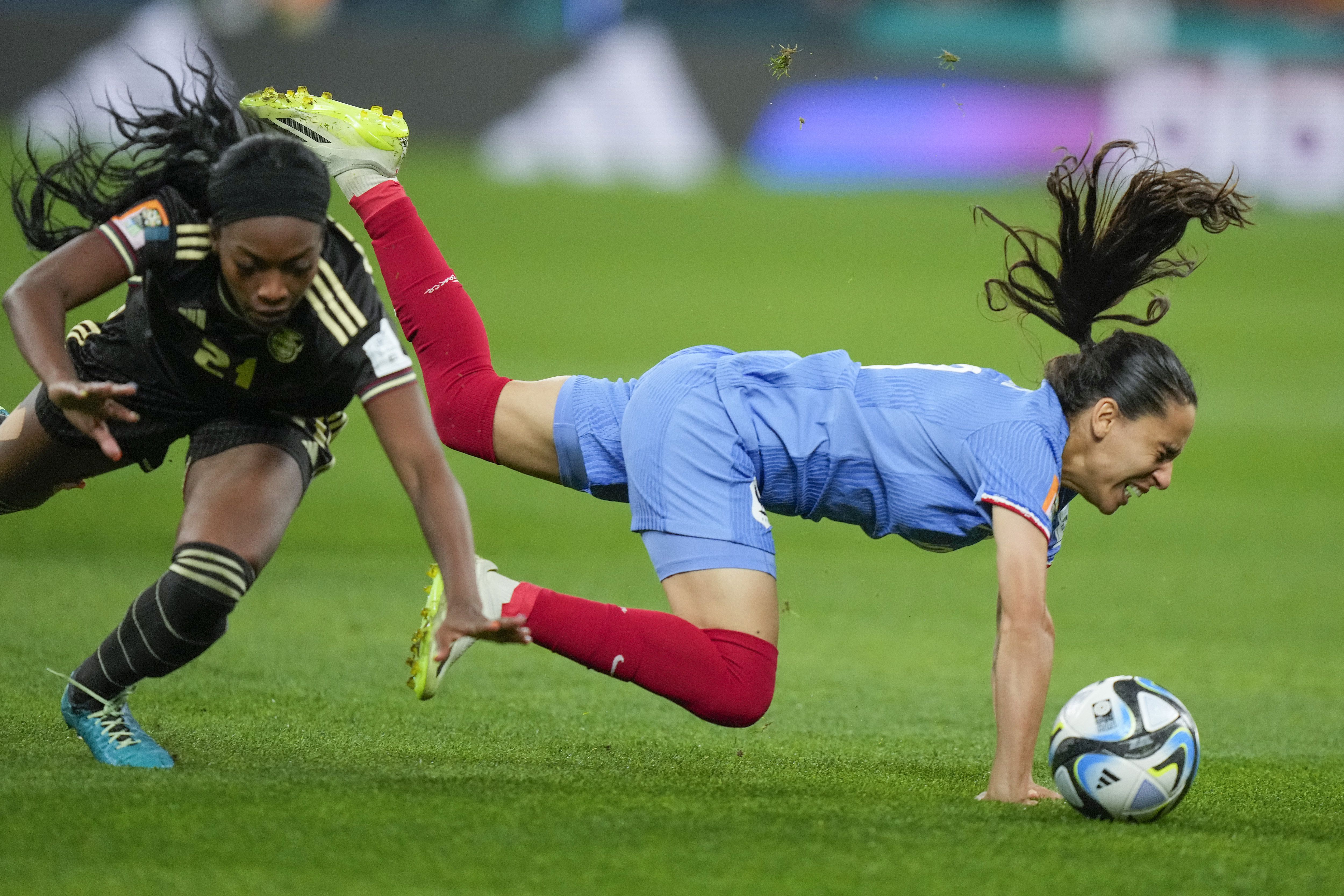 France left-back Amel Majri brings her baby daughter to national team  set-up - Get French Football News