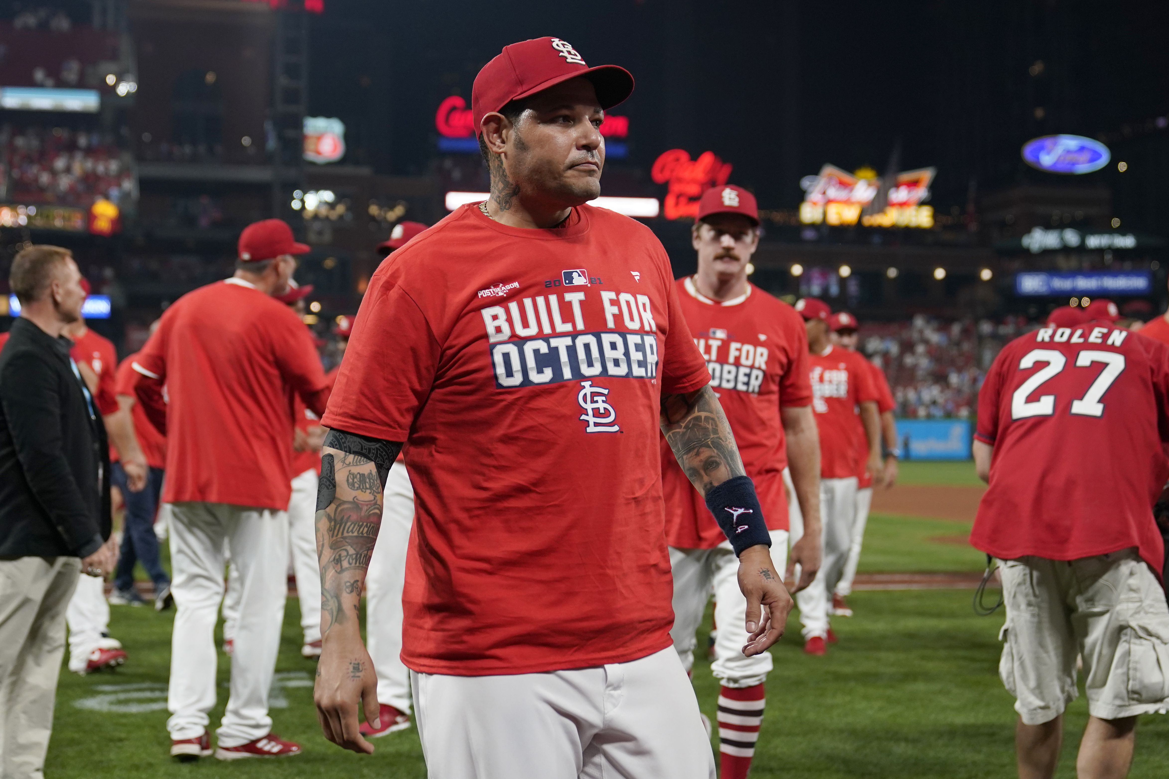 Cardinals' Molina exits game against Cubs with bruised elbow