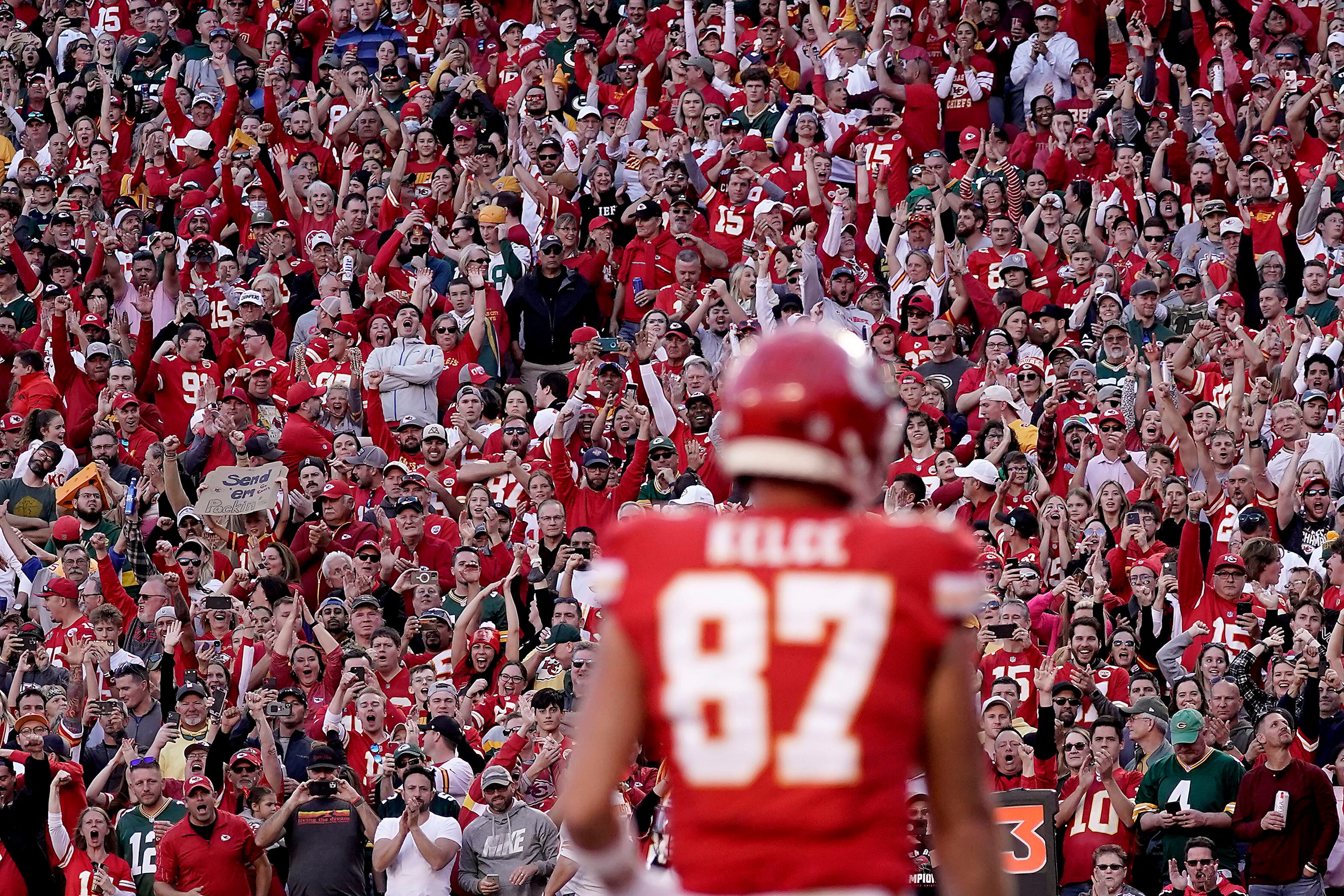 Chiefs' All-Pro TE Travis Kelce hyperextends knee in practice for opener vs  Detroit - ABC News