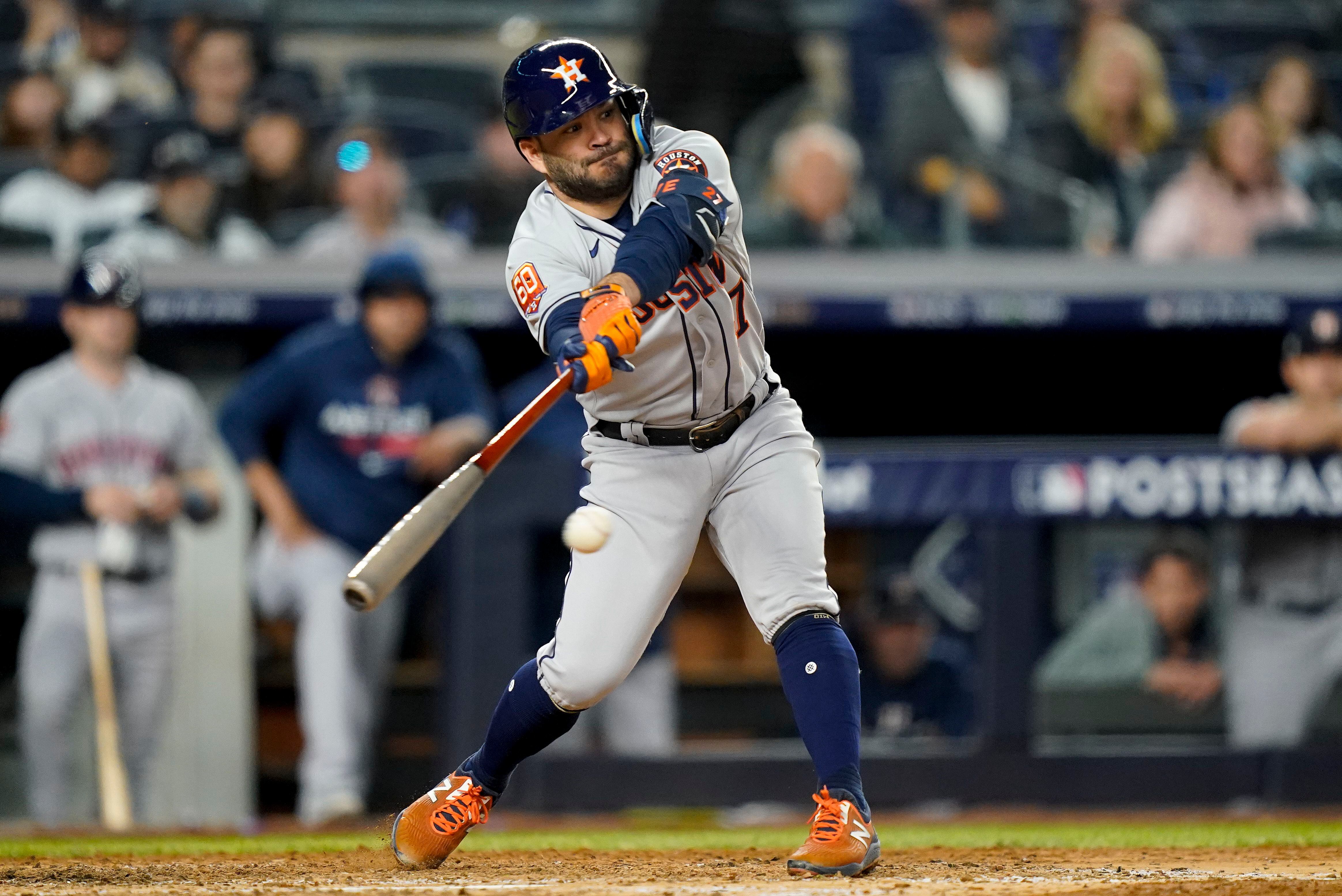 Altuve's mad dash home lifts Astros