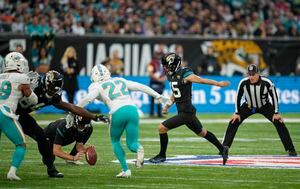 Jags end 20-game skid with 53-yard FG to beat Dolphins 23-20