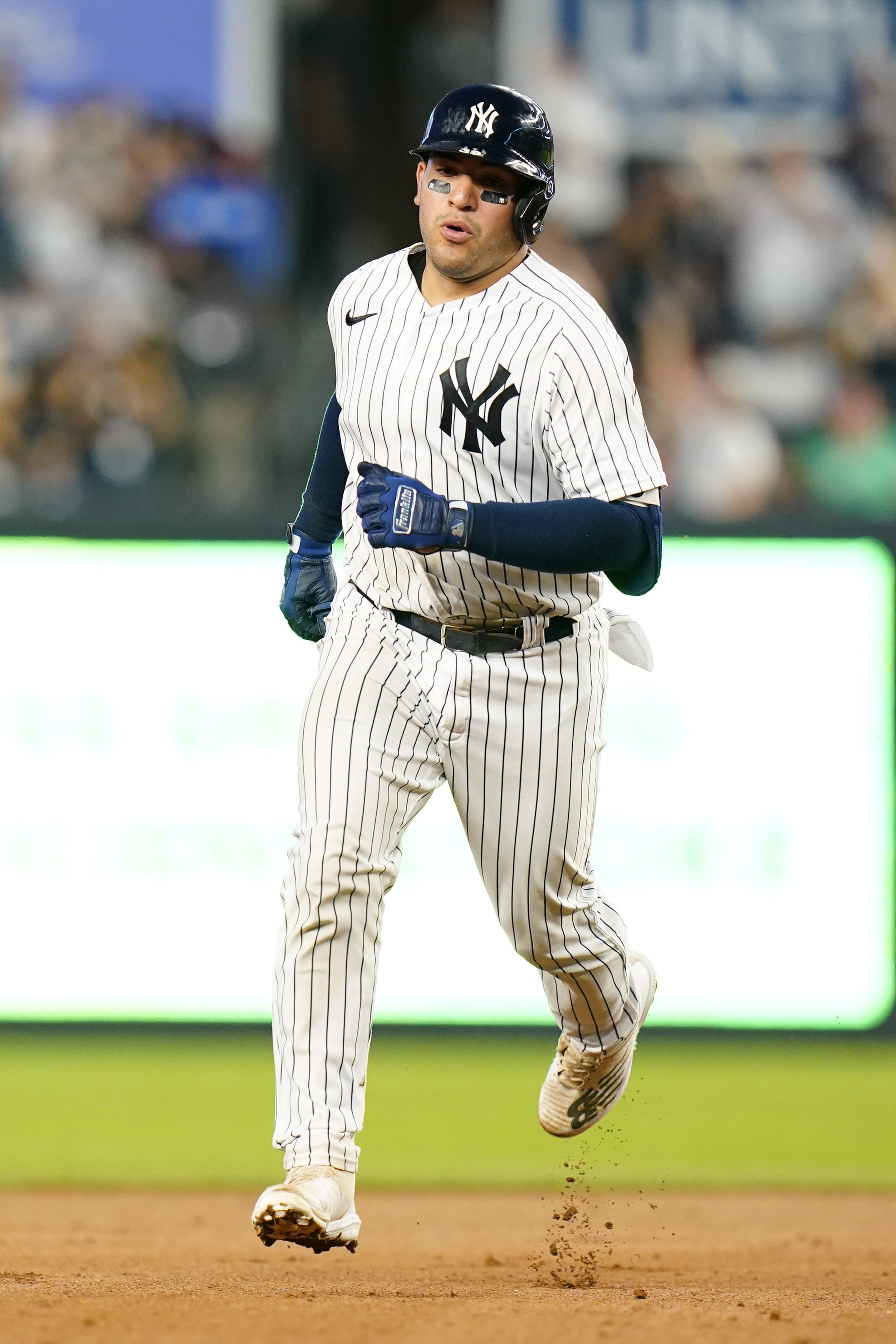 Aaron Judge blasts 43rd home run, Yankees first team to 70 wins in