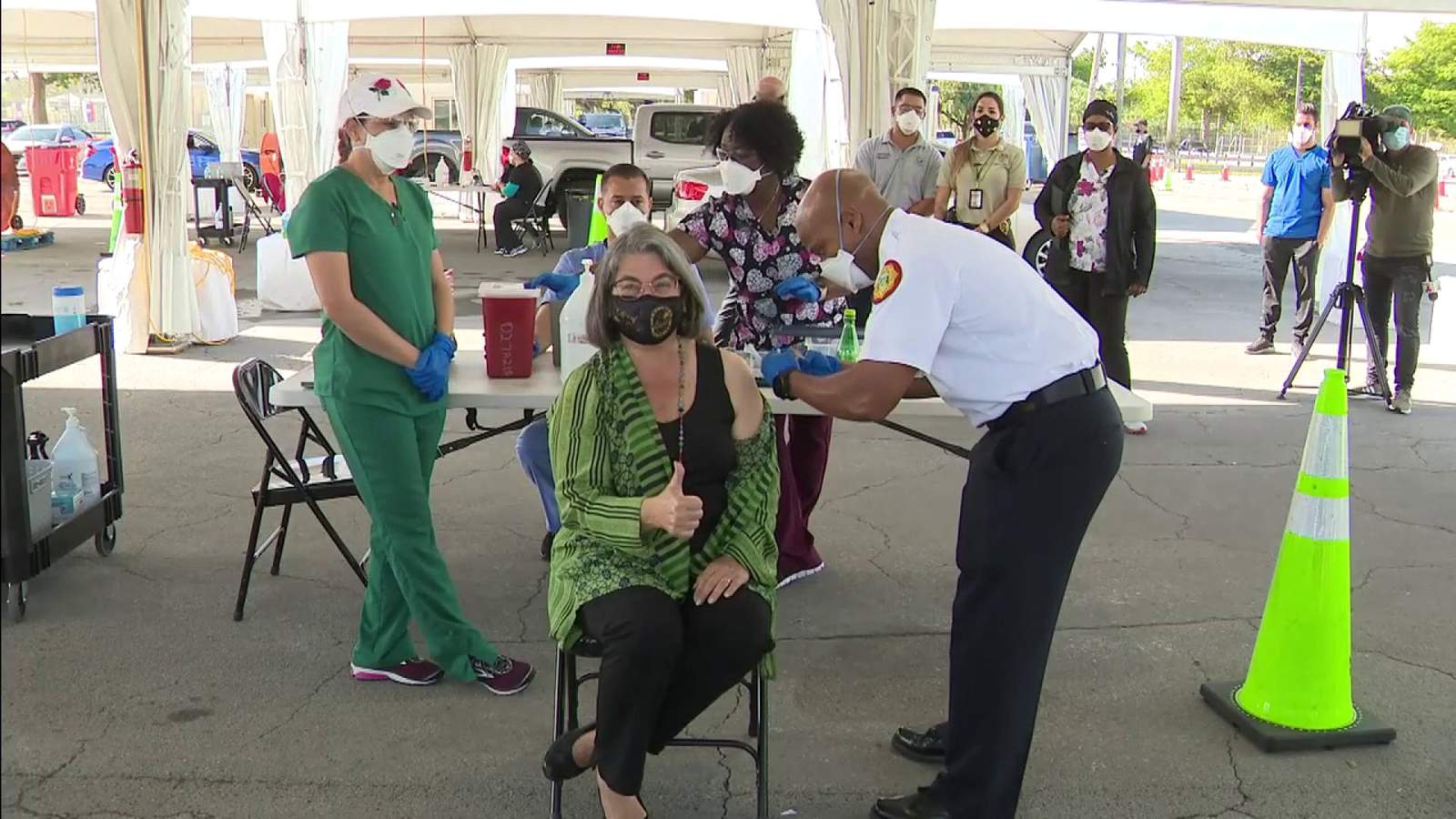 Elegibilidad para vacunas sigue expandiéndose en Miami-Dade: alcaldesa Levine Cava recibe su primera dosis