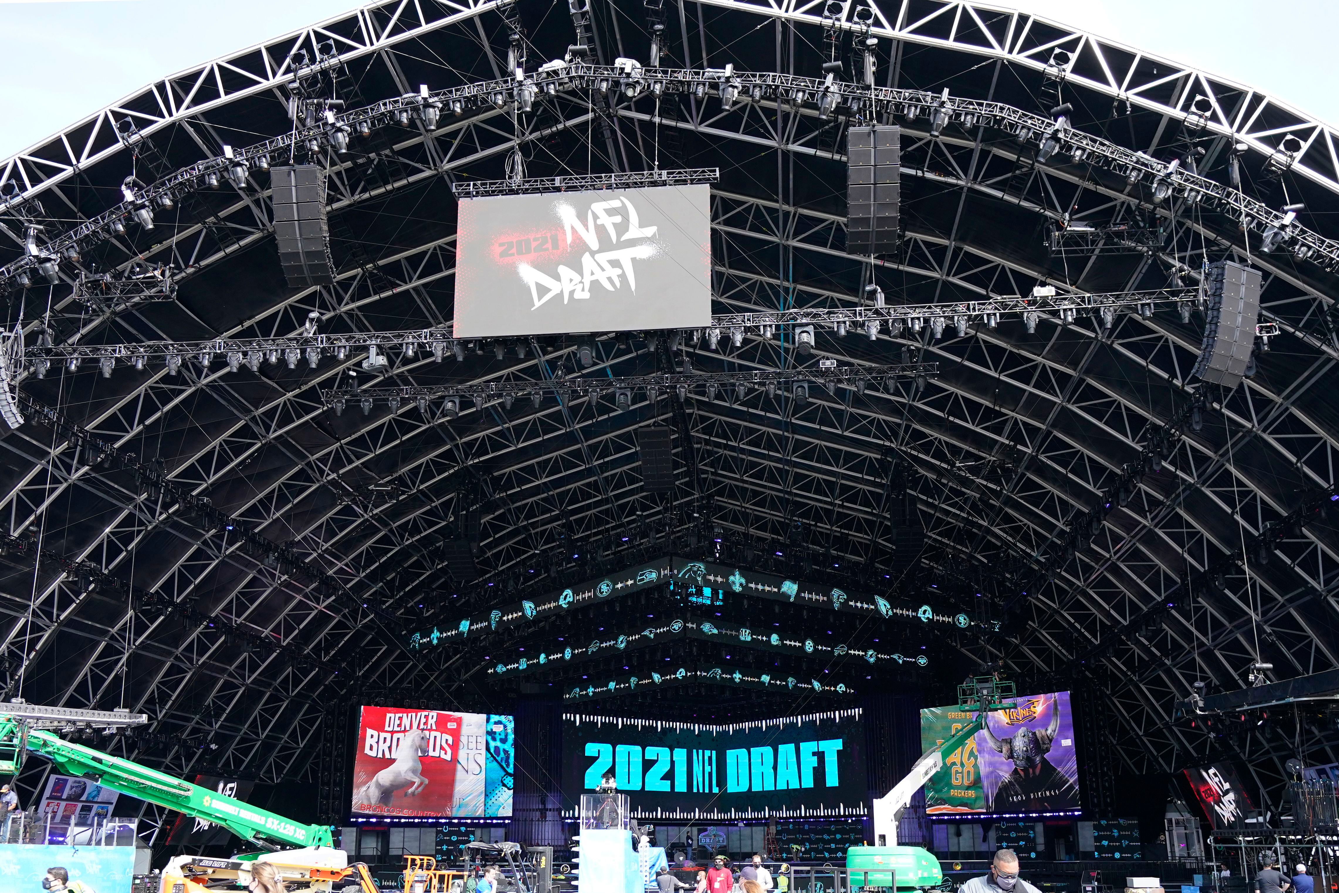 Q&A with Rich Eisen: On hosting NFL Draft coverage, competing with