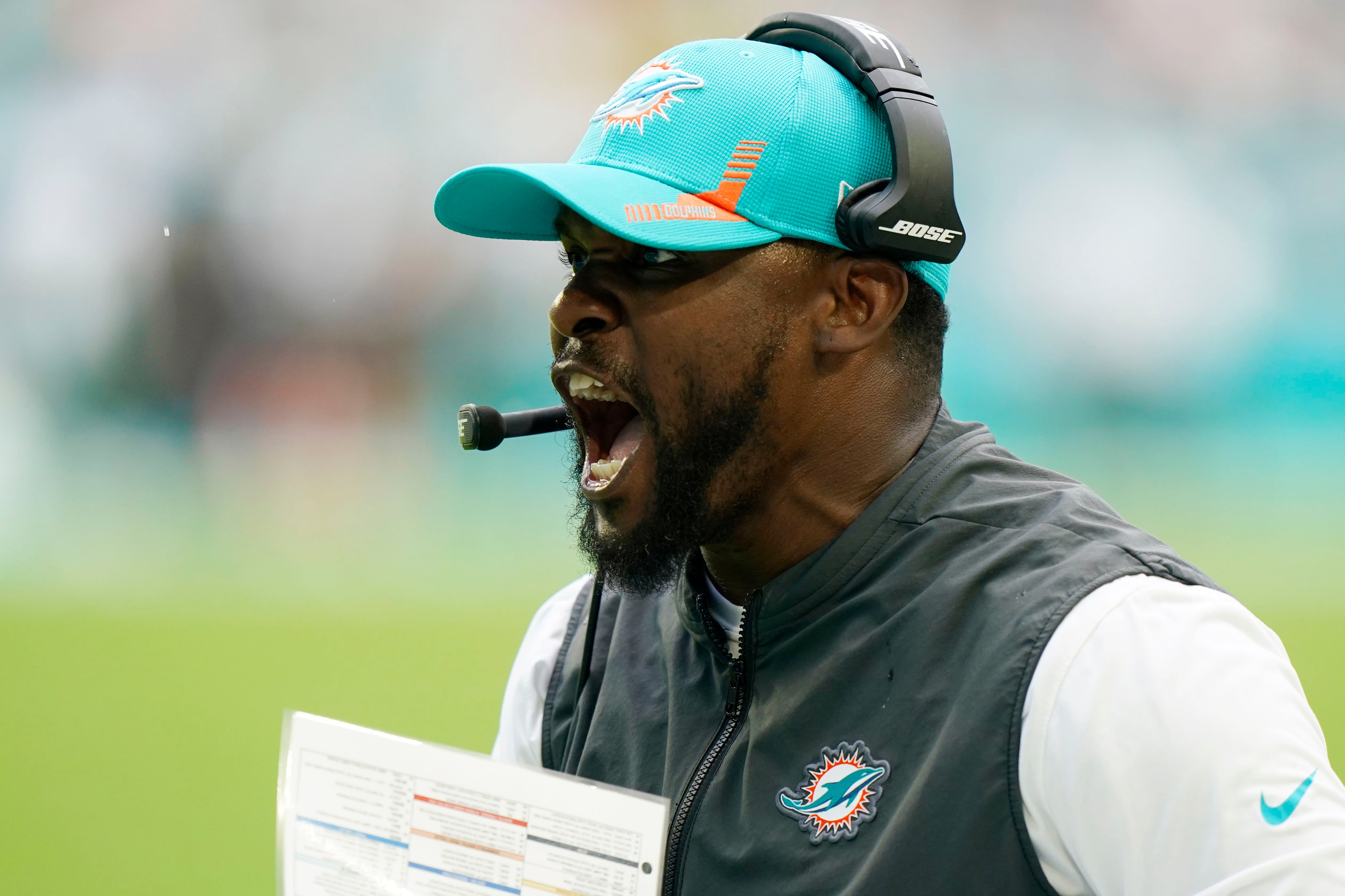 Dolphins extend winning streak to 6, rally past Jets