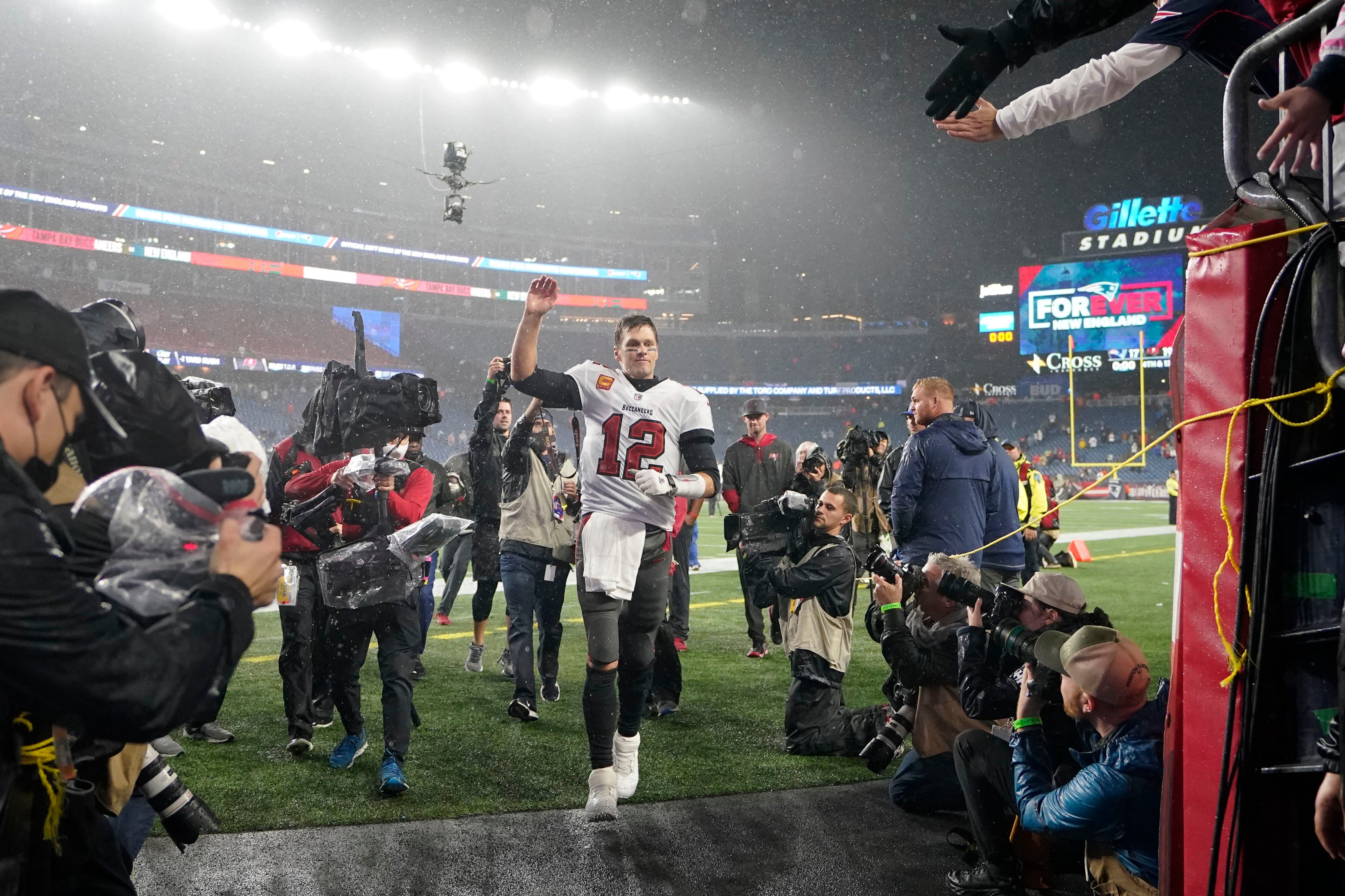 Tom Brady throws 5 TD passes in Bucs' 47-15 rout of Dolphins