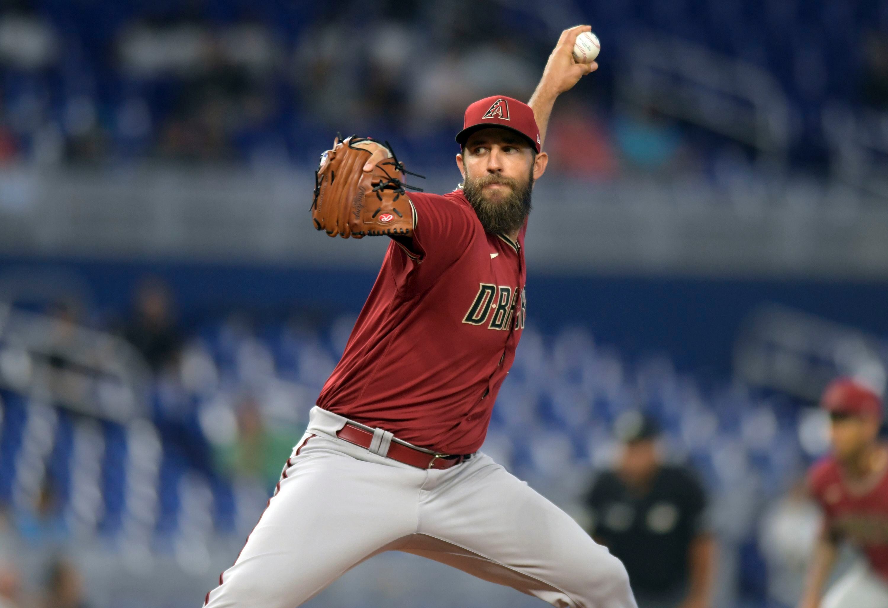 Diamondbacks' Madison Bumgarner tossed from game after 1 inning, needs to  be held back from ump