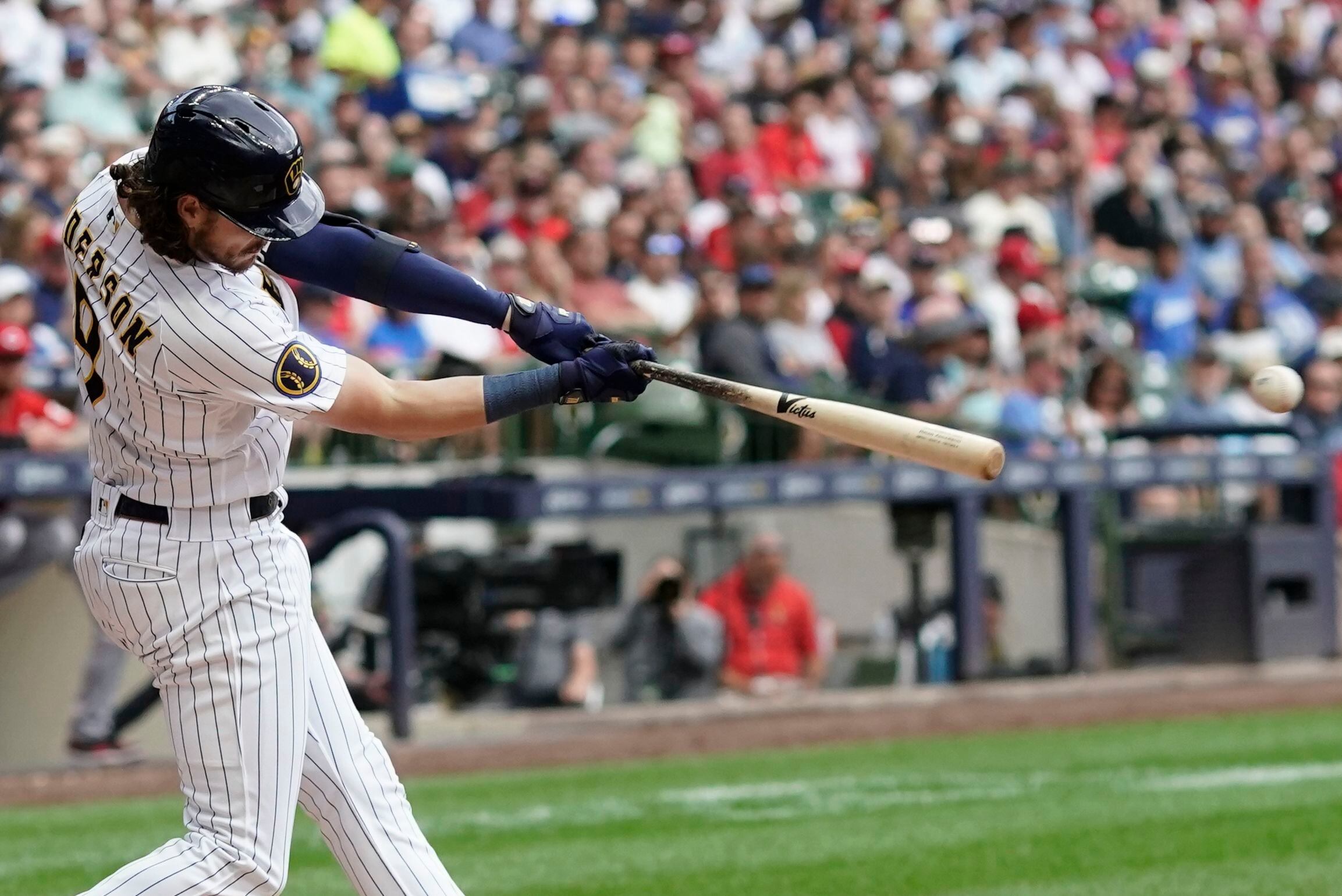 Elly De La Cruz steals 2nd, 3rd and home in 2-pitch span, sparks Reds to  8-5 win over Brewers - The San Diego Union-Tribune