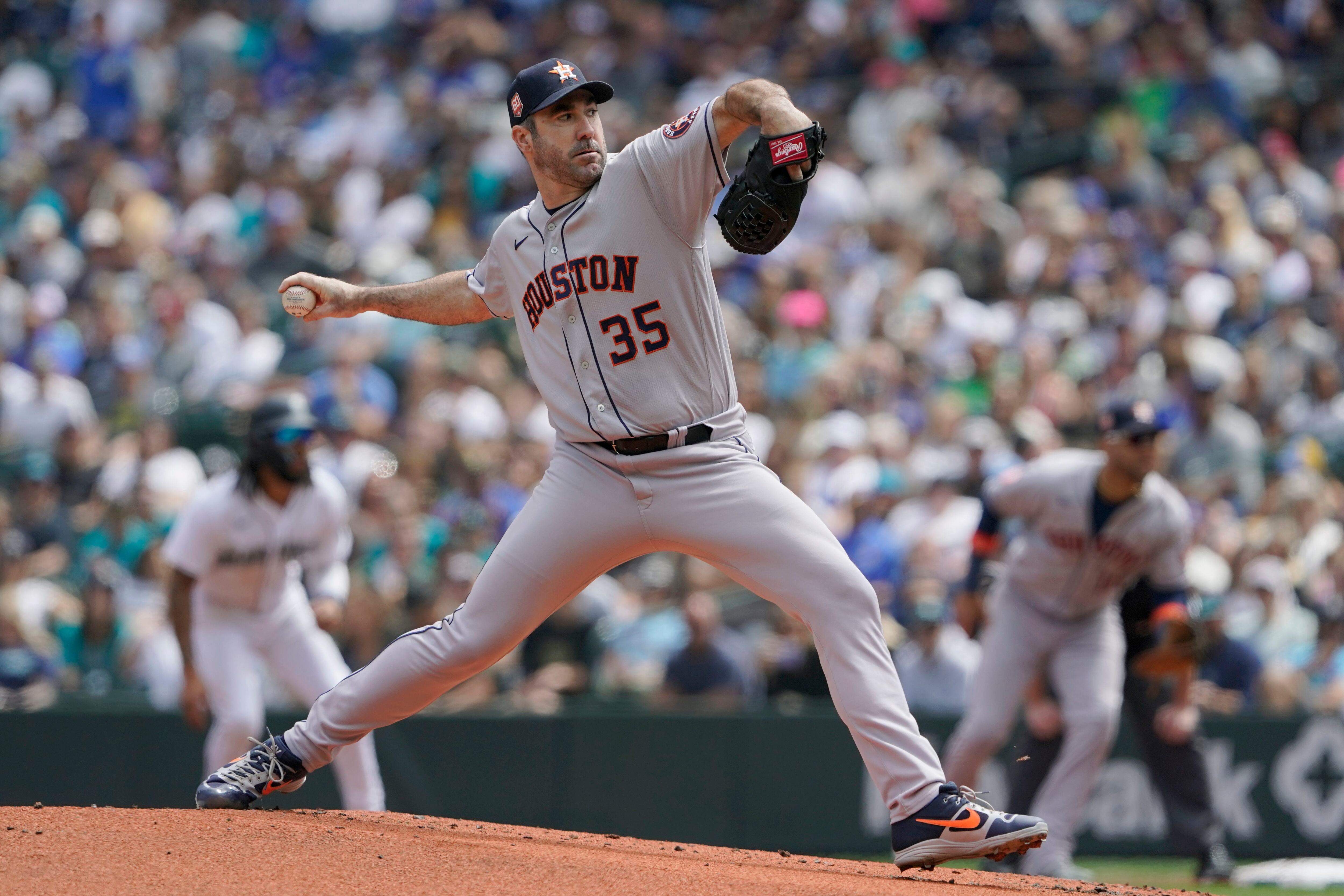 Verlander strikes out 12 as Astros top Mariners 4-1 – KXAN Austin