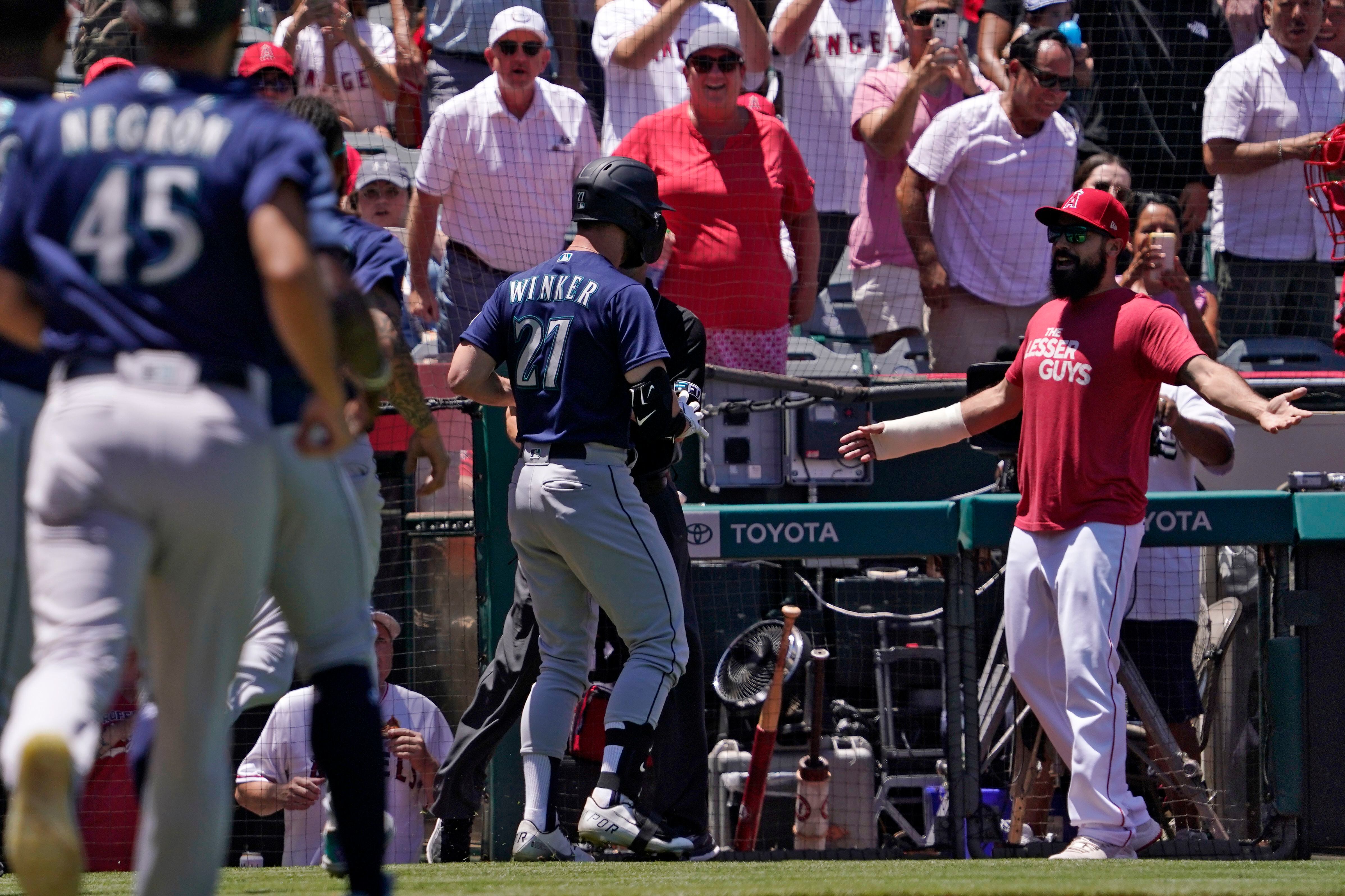 Mariners' Jesse Winker Apologizes for Flipping Off Fans After