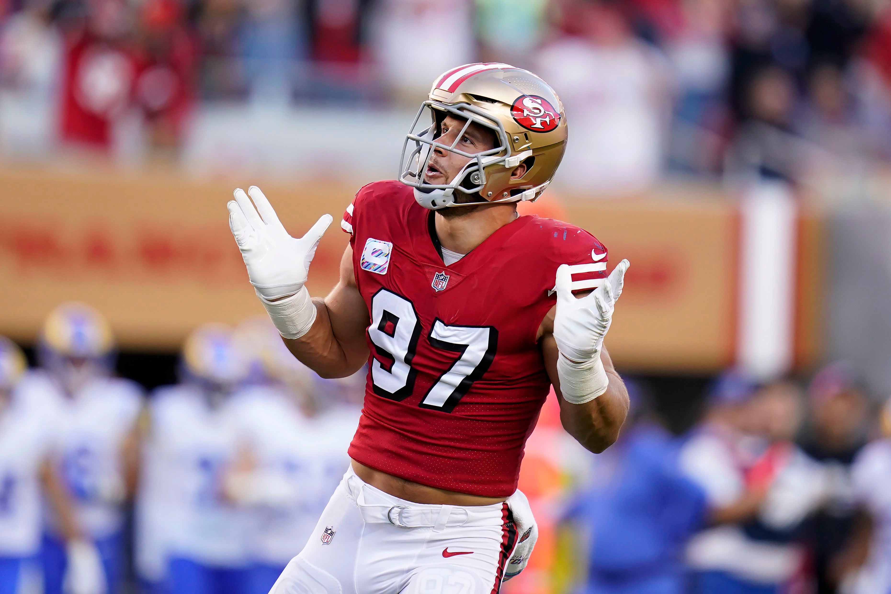 Los Angeles Rams linebacker flattens protester who ran on field