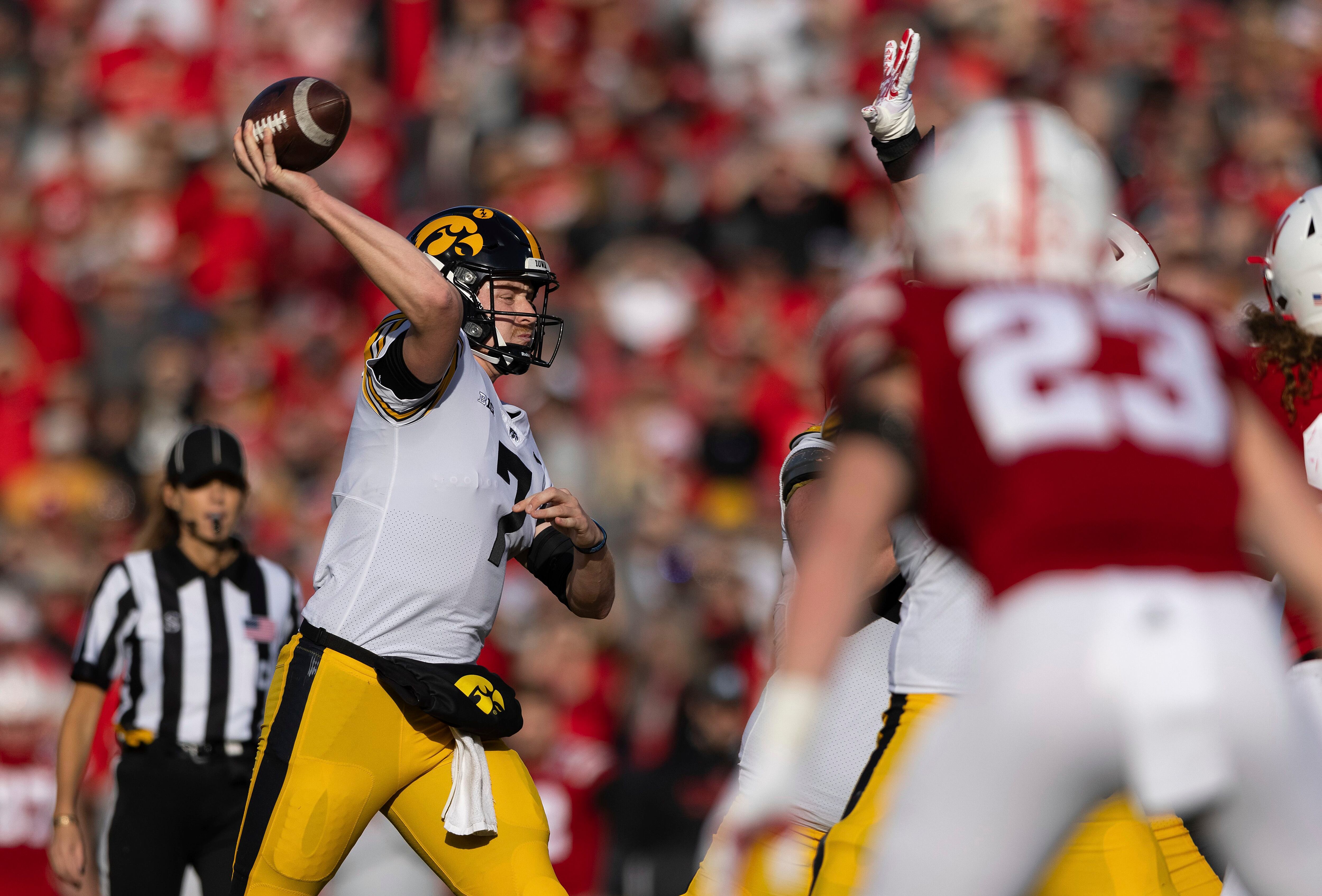 Iowa center Tyler Linderbaum says he'll remain in college football