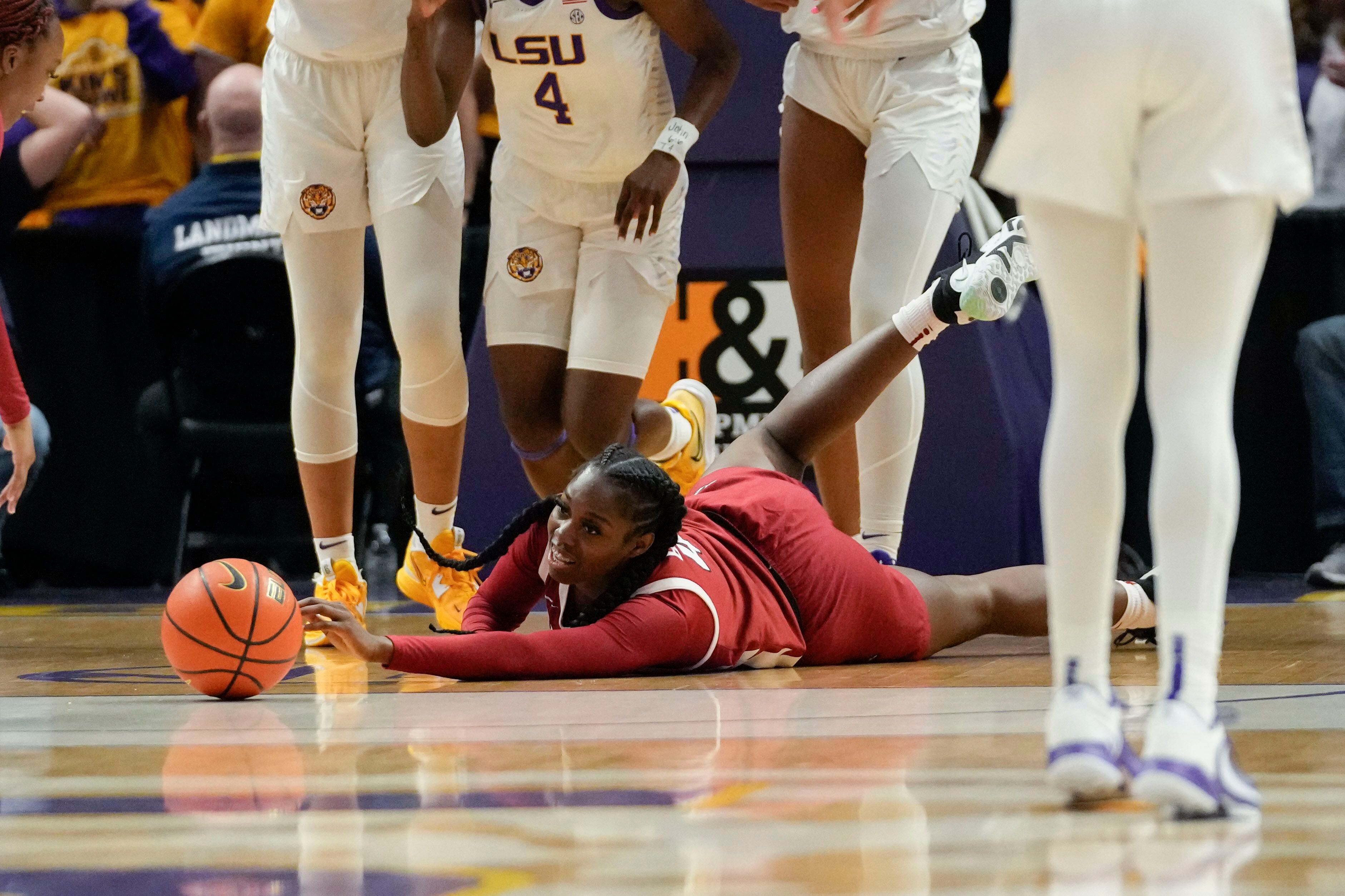 Angel Reese scores 30, unbeaten No. 3 LSU edges Arkansas