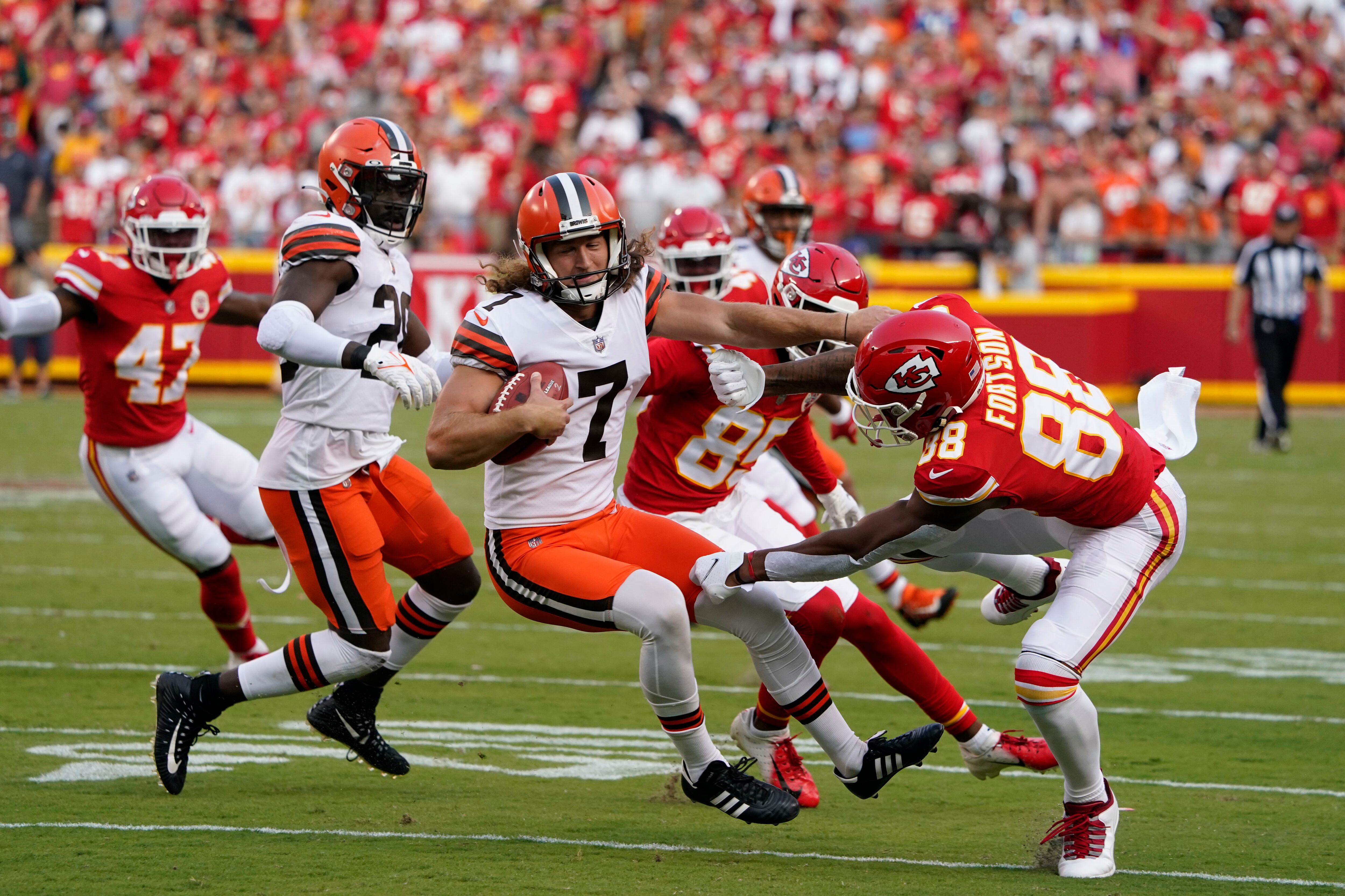 Browns' Ronnie Harrison Jr. ejected after shoving Chiefs coach on sideline