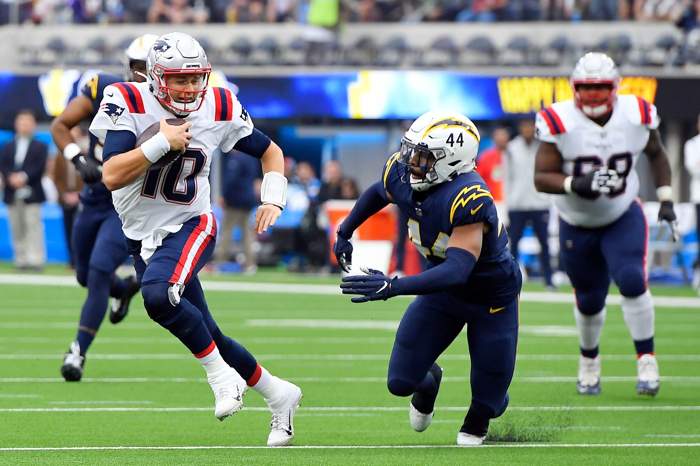 2 interceptions lead to Chargers' 27-24 loss to Patriots