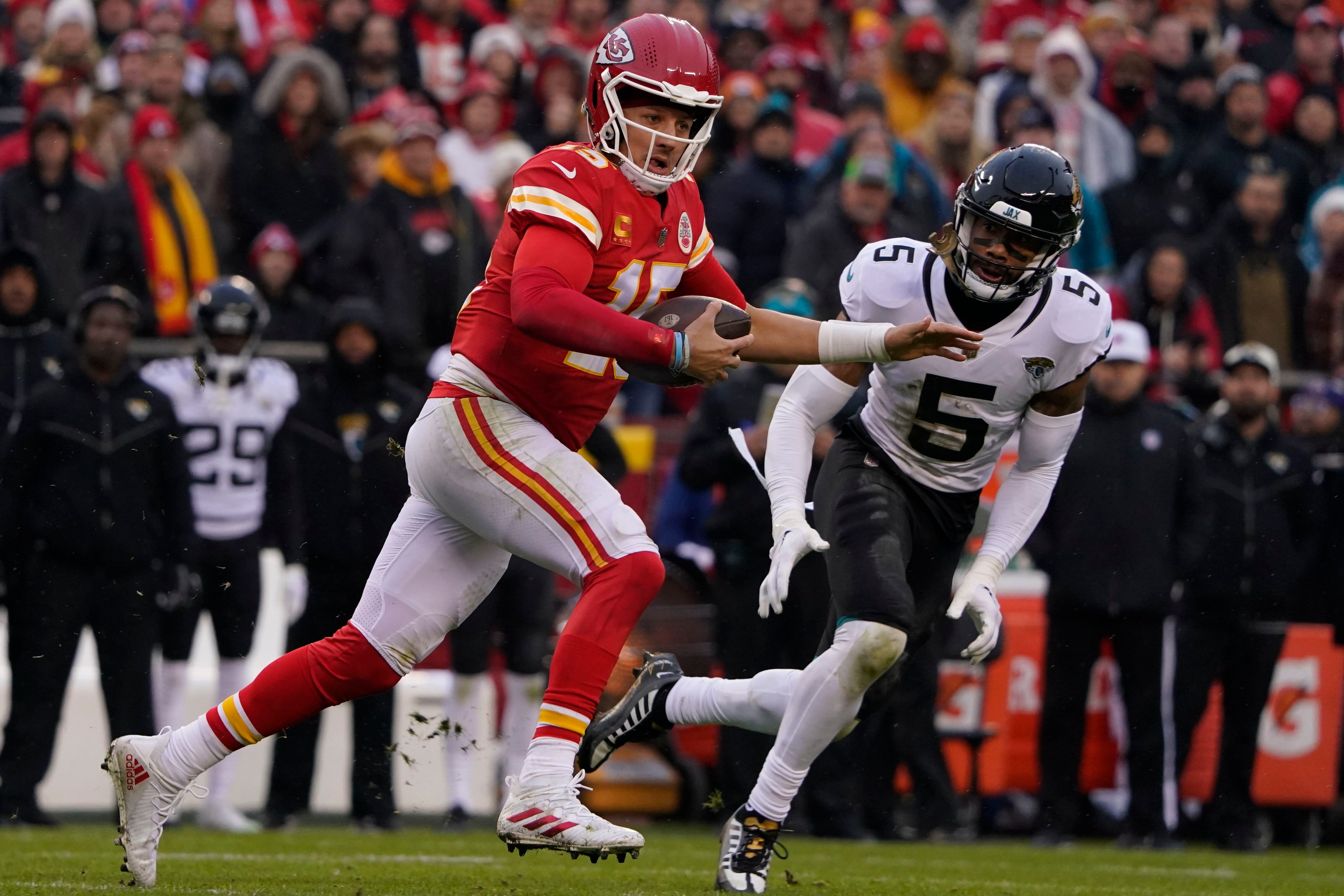 Patrick Mahomes leaves Chiefs-Jaguars playoff game after injuring