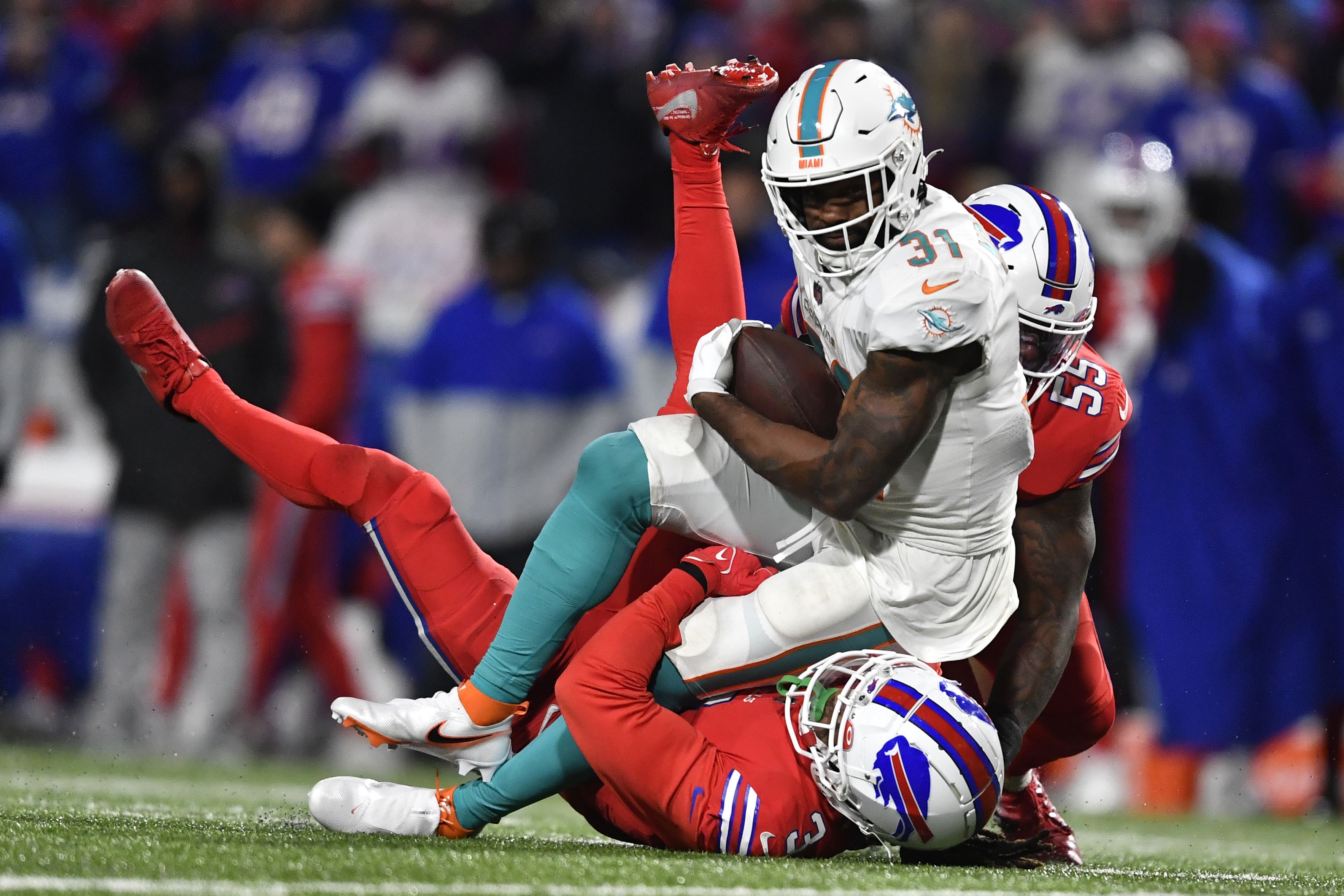 Bills clinch 4th straight playoff berth; beat Dolphins 32-29 - The