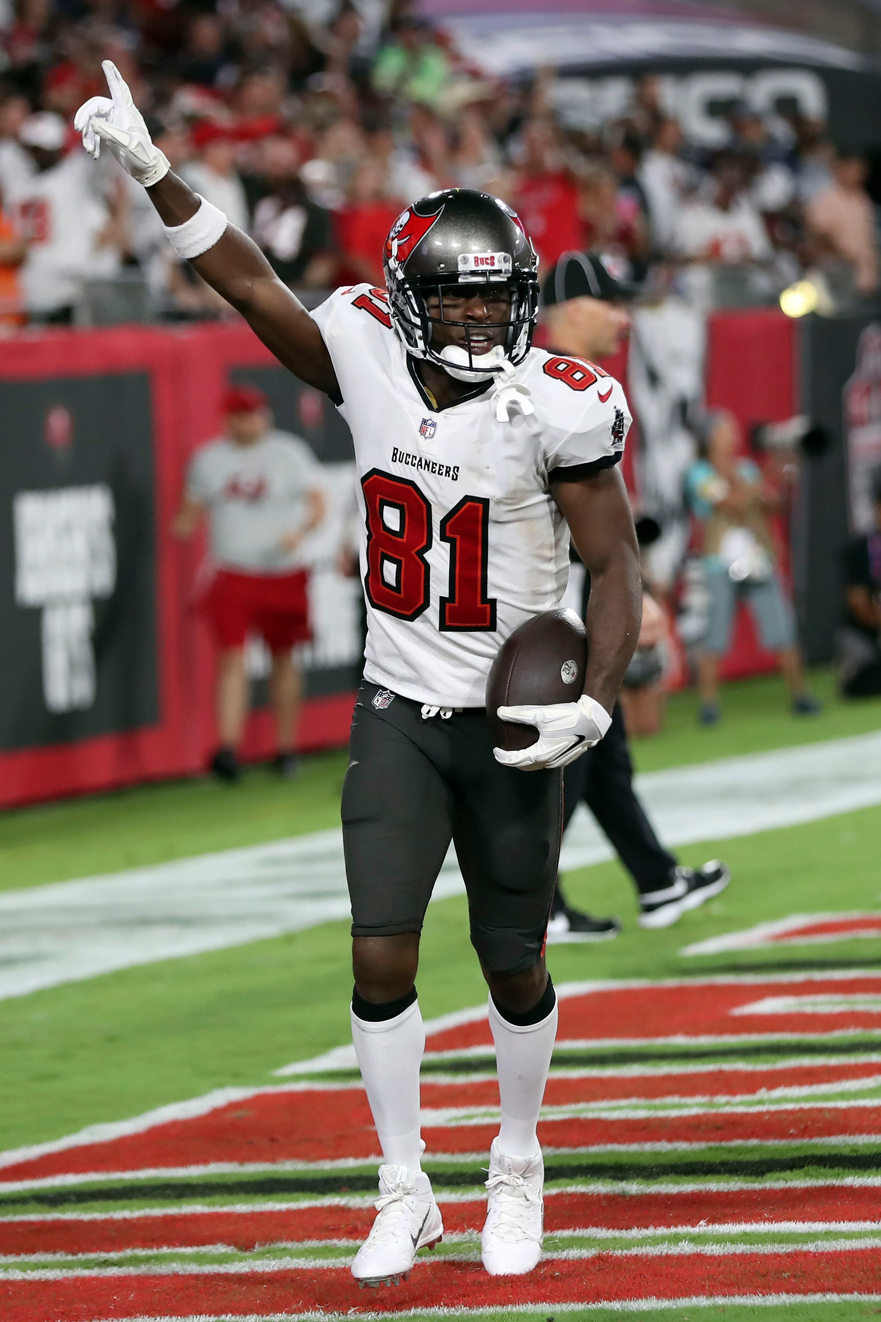 Photos: Tampa Bay Buccaneers beat Dallas Cowboys 31-29 in NFL kickoff game