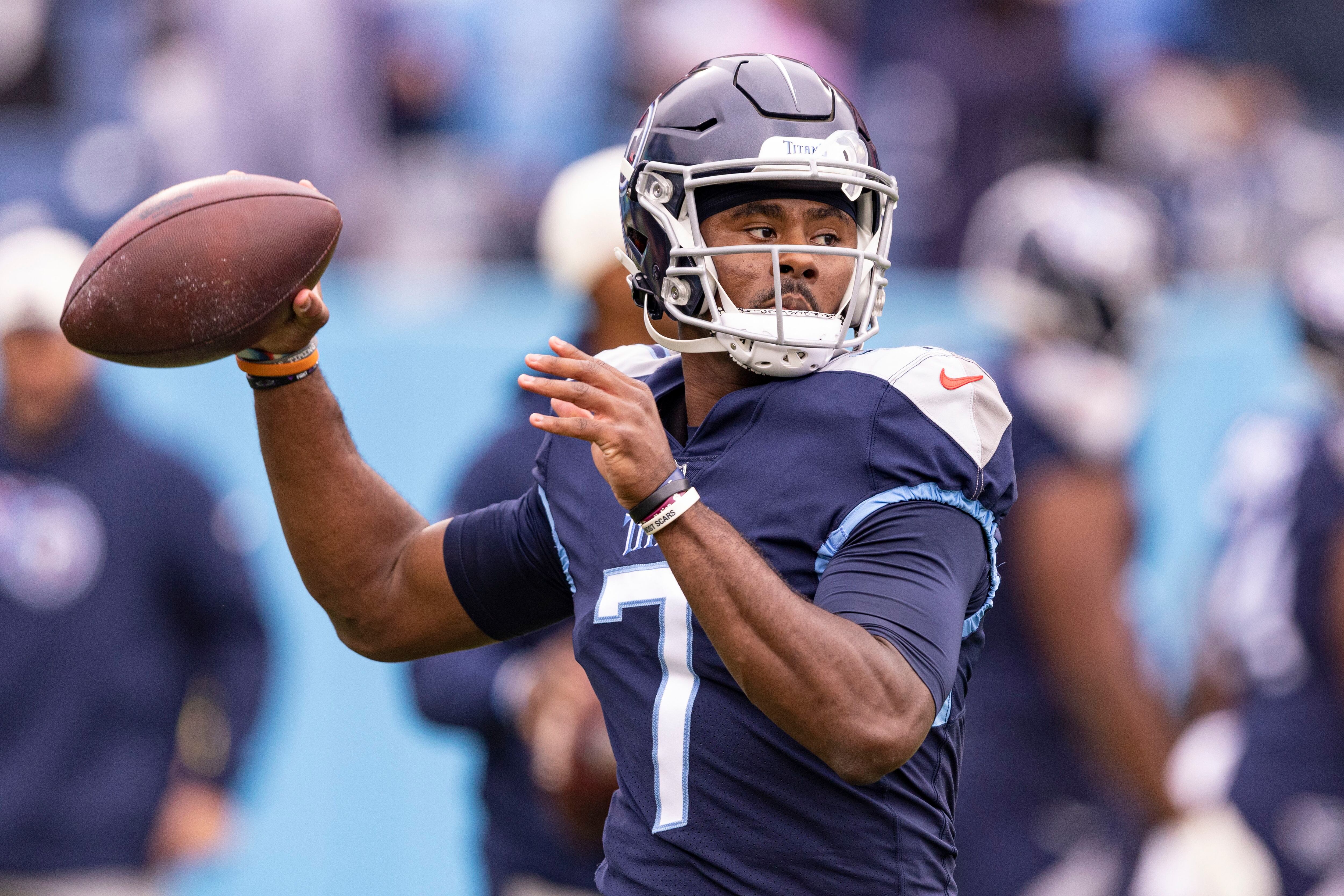 Tom Brady gives Mike Vrabel small trophy for Titans' win over Pats