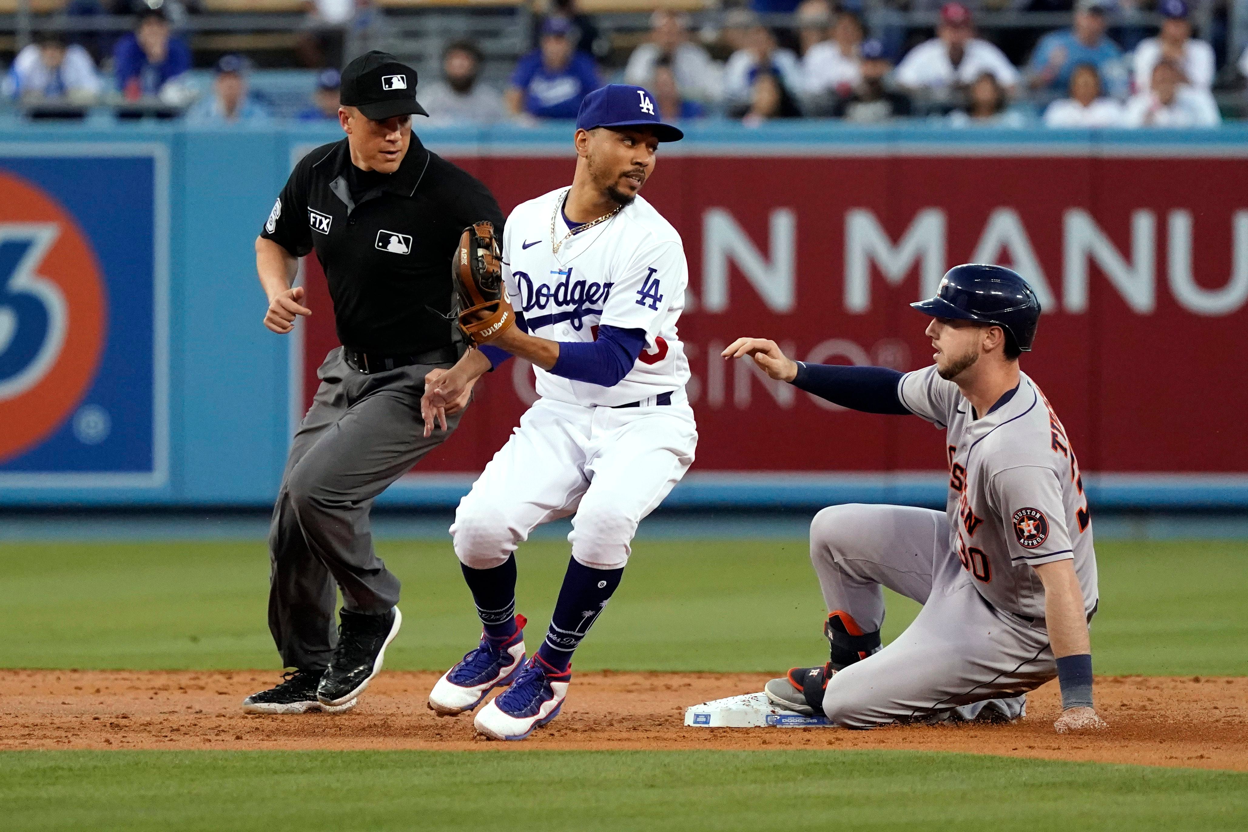 Cheaters!': L.A. fans scoff at Astros at Dodger Stadium