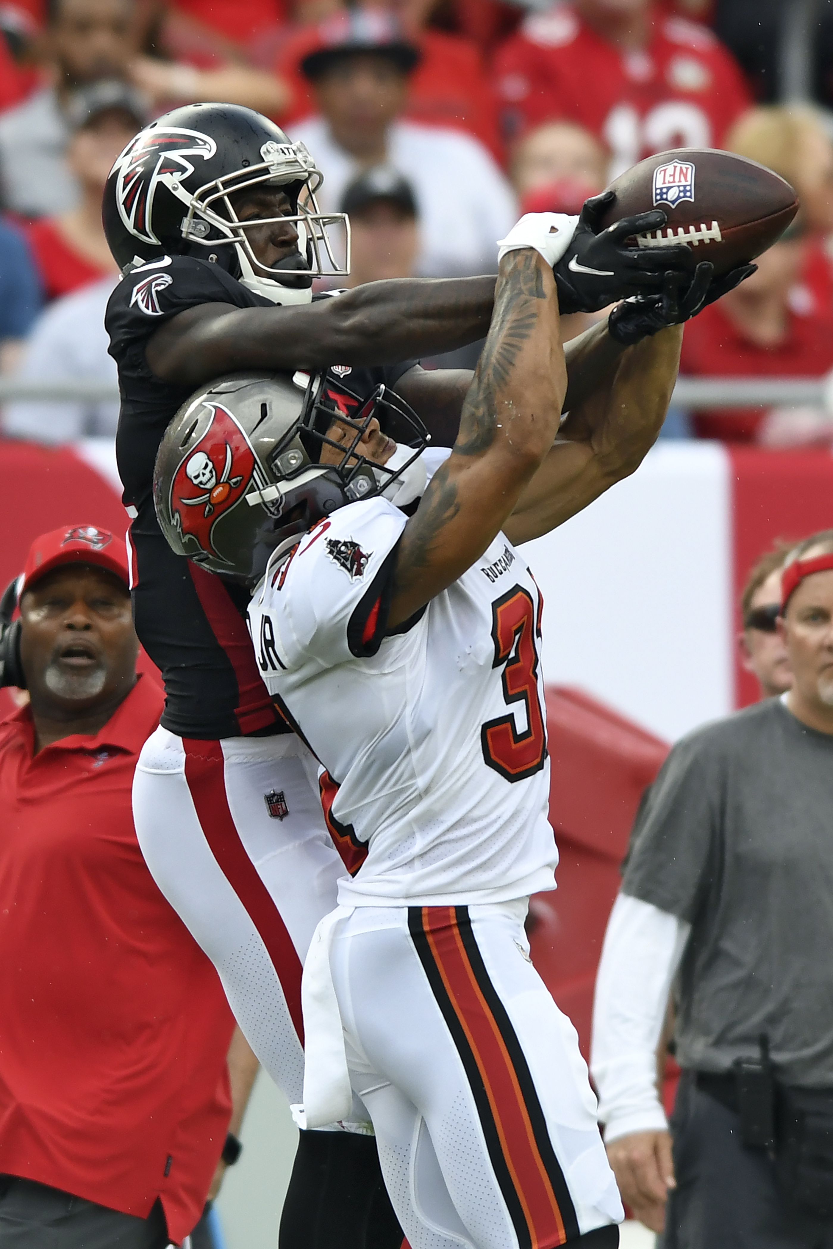 Brady has 276 yards, 5 TDs; Buccaneers rout Falcons 48-25