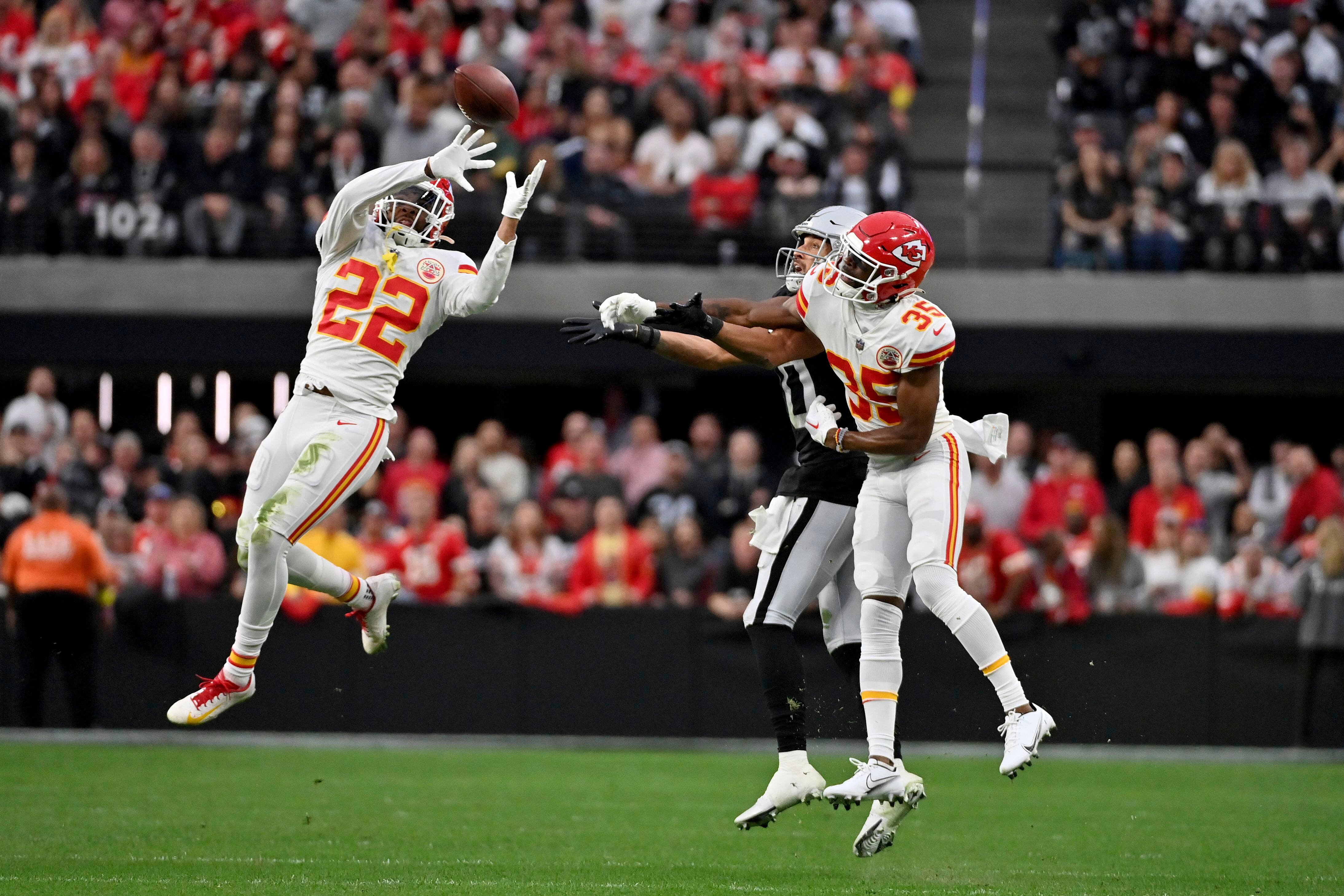 Patrick Mahomes sets record, Chiefs beat Raiders for AFC's top seed