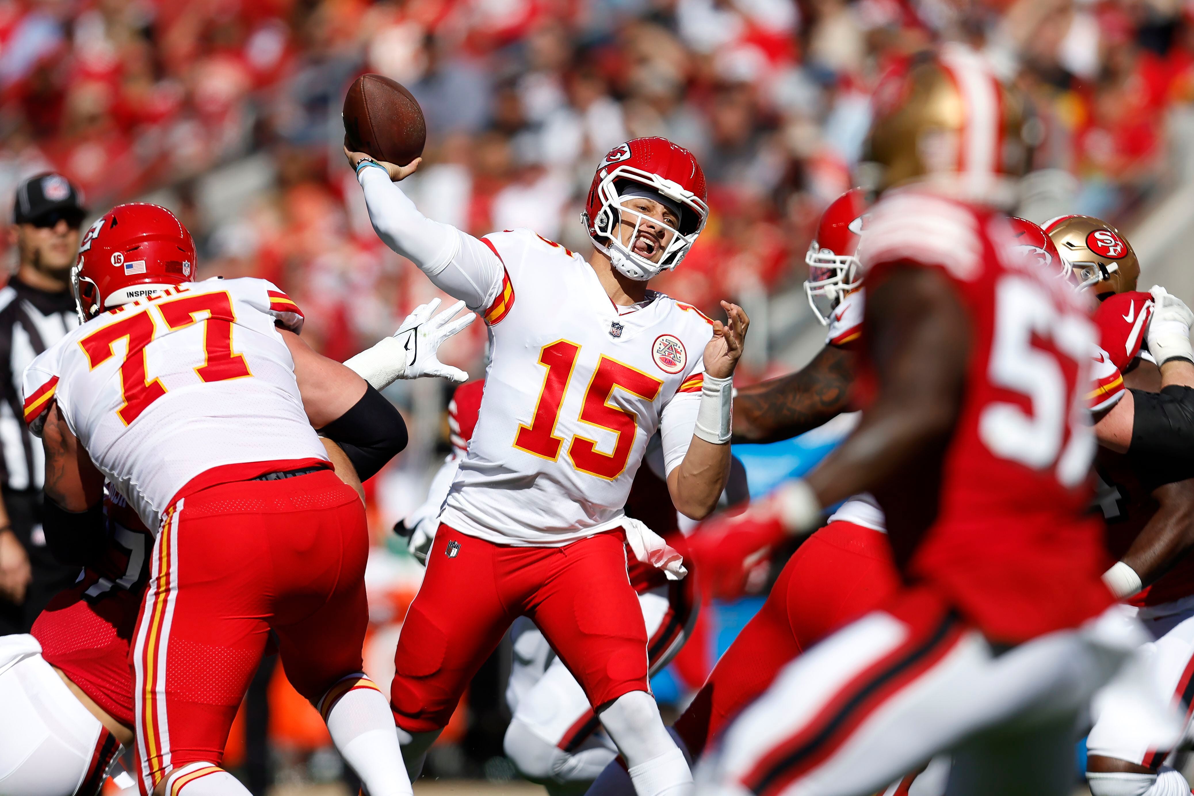 JuJu Smith-Schuster's First Catch as a Chief Comes after Patrick Mahomes'  Spinning Escape