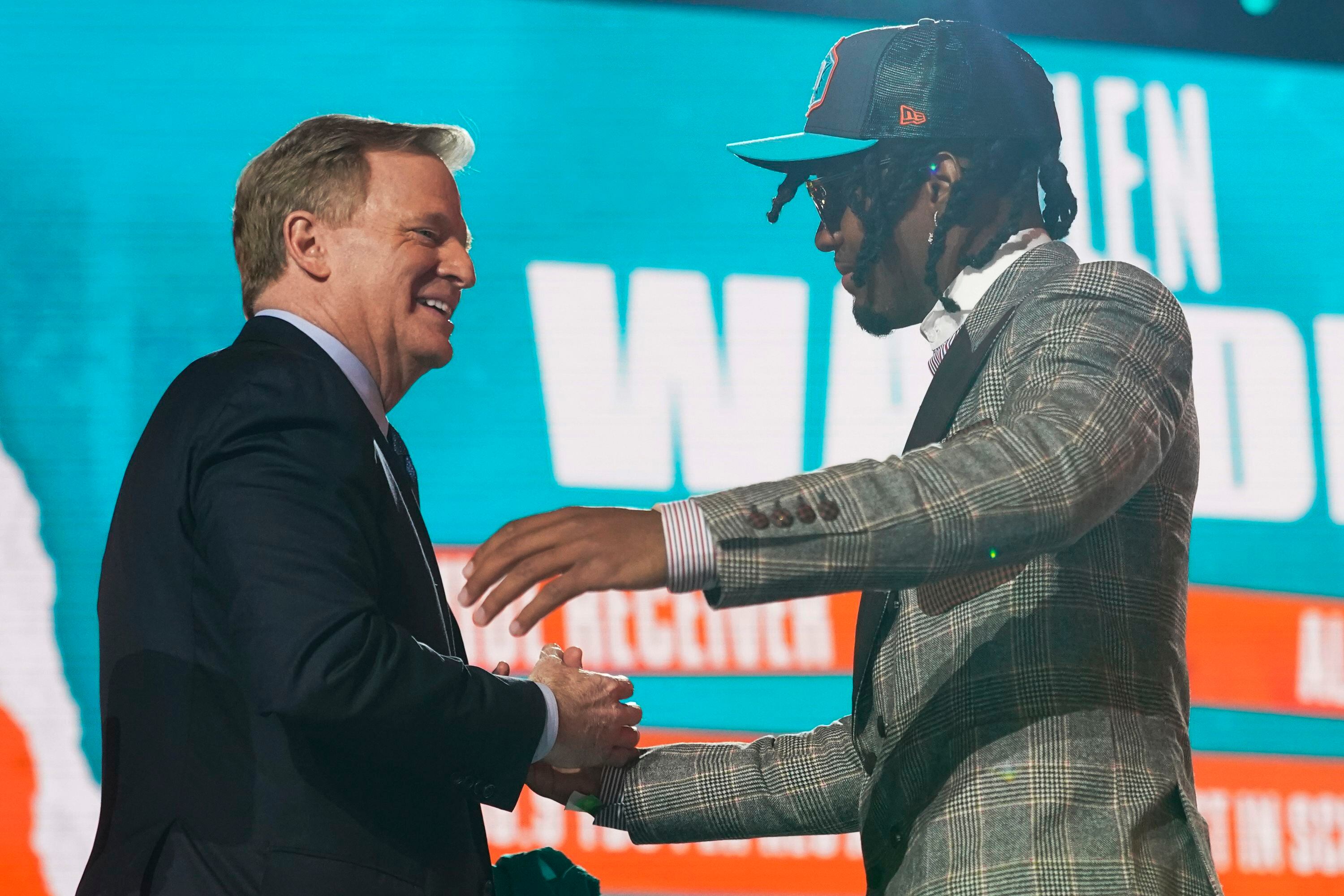 Miami Dolphins take WR Jaylen Waddle with sixth overall pick, reunited with Tua  Tagovailoa 