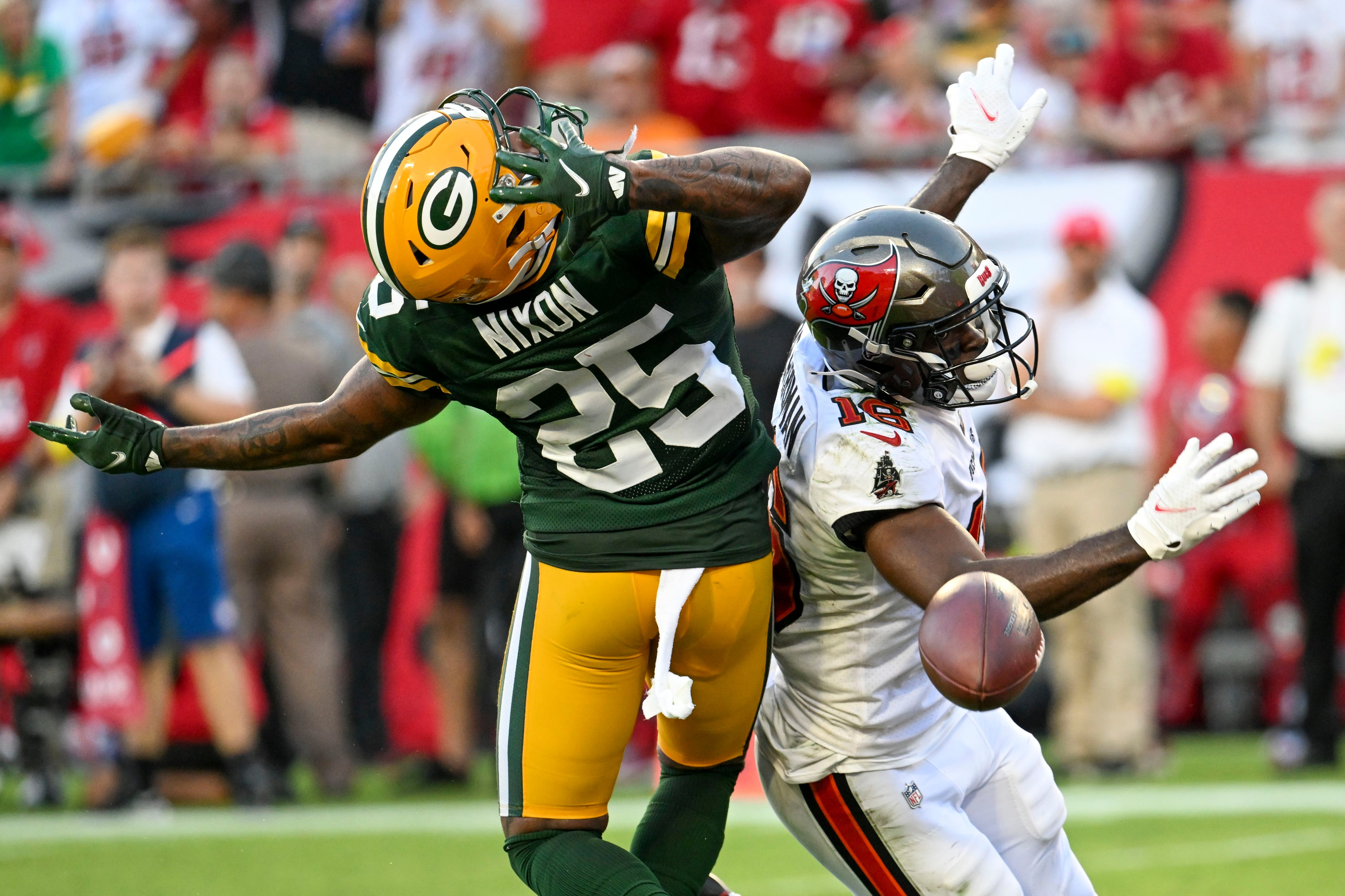 Rodgers throws for 2 TDs, Packers hold off Brady, Bucs 14-12