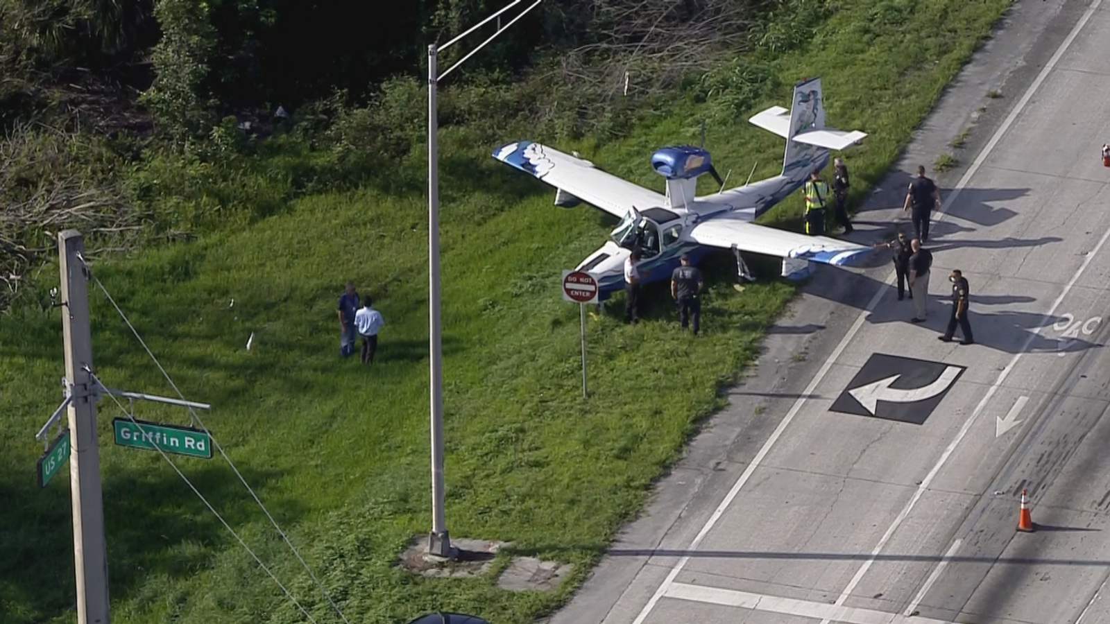 Small plane makes emergency landing on side of road in Broward County