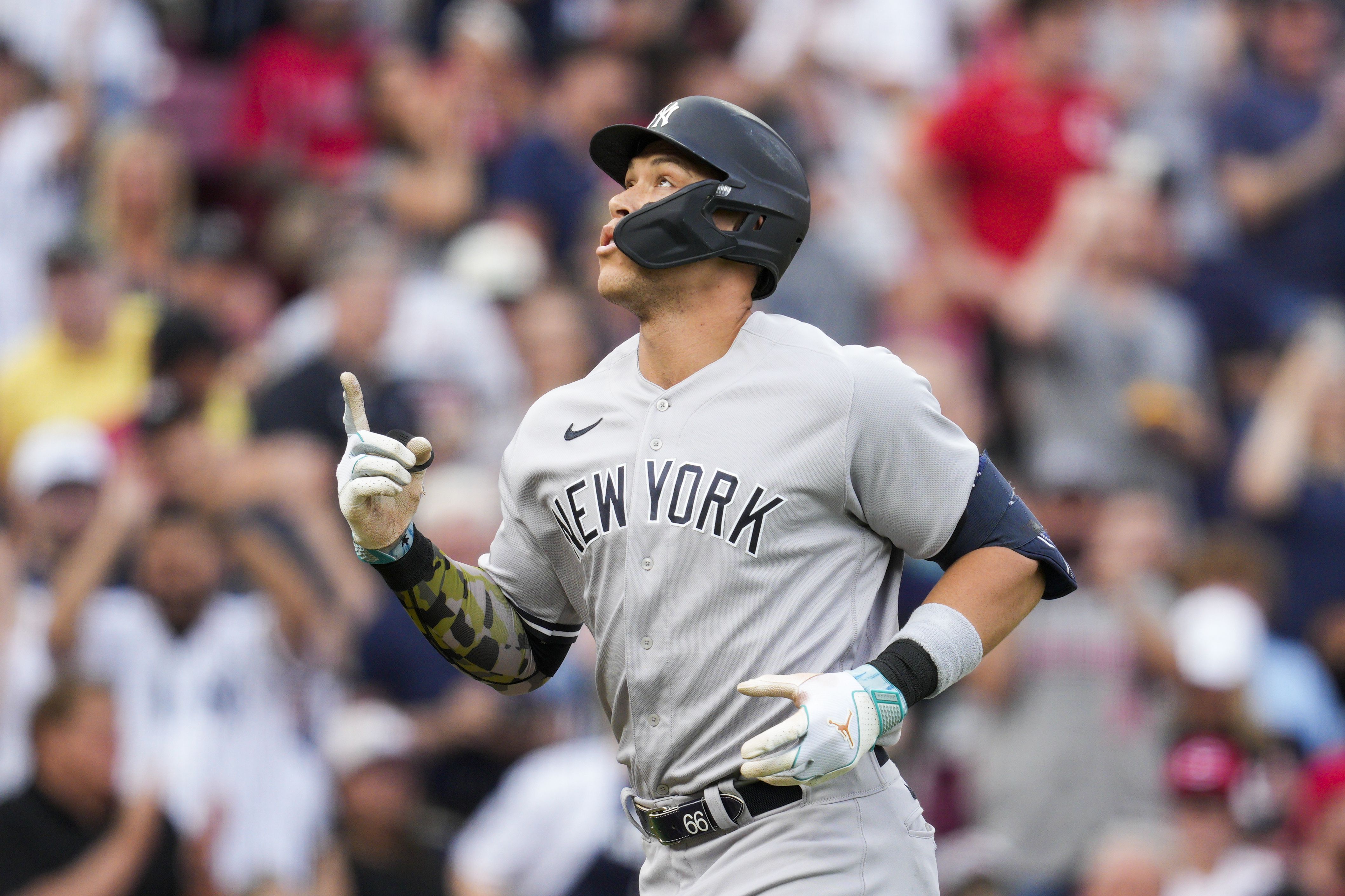 Gleyber Torres Rock The Baby T-Shirt - New York Yankees