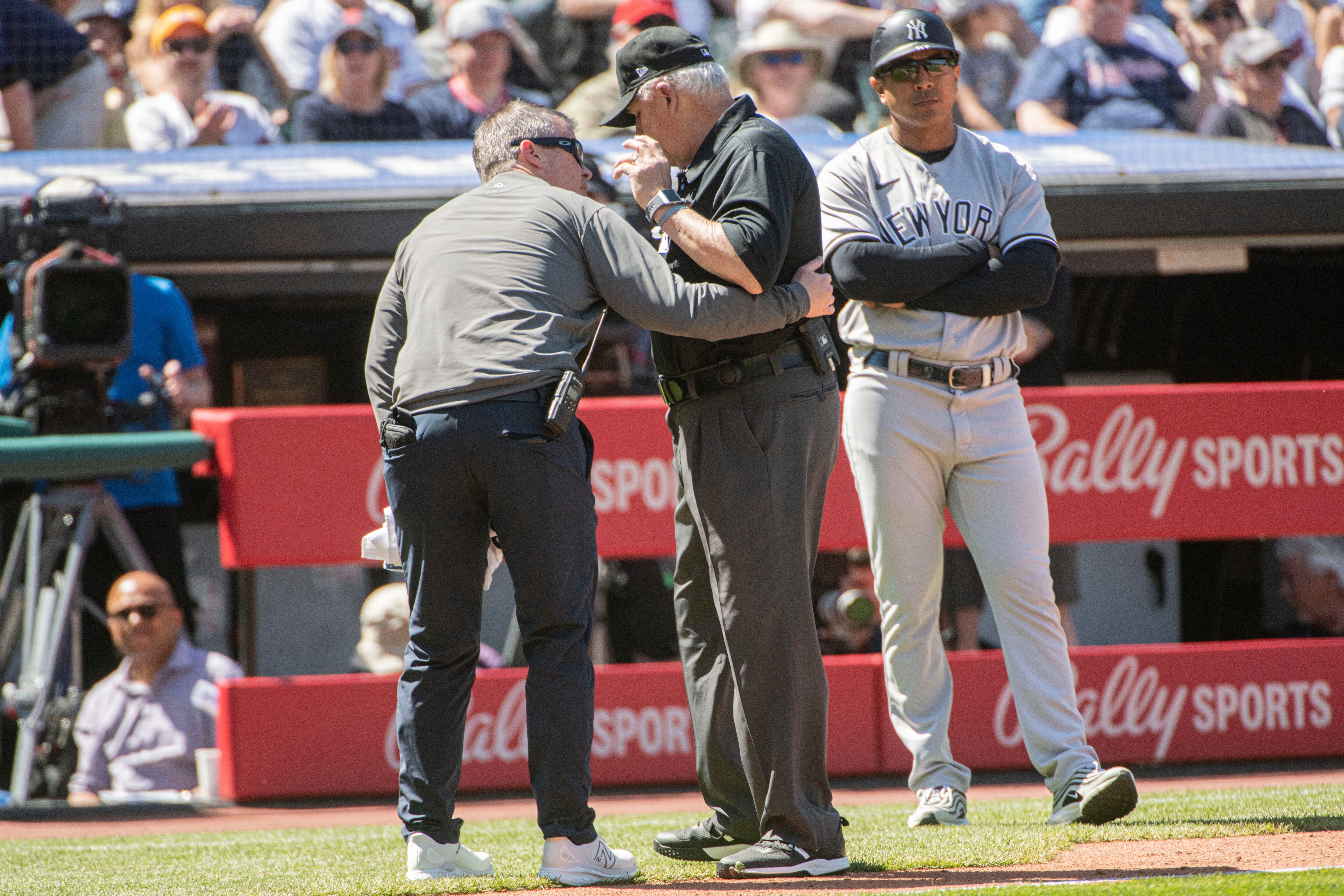 MLB umpire honors teen ump whose call led to a youth baseball game