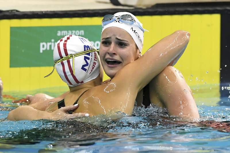 Australian swimmer breaks 100-meter backstroke world record