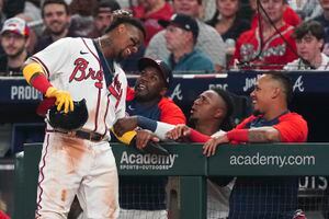 Jason Heyward Leaves the Game After an Ugly Collision at Third