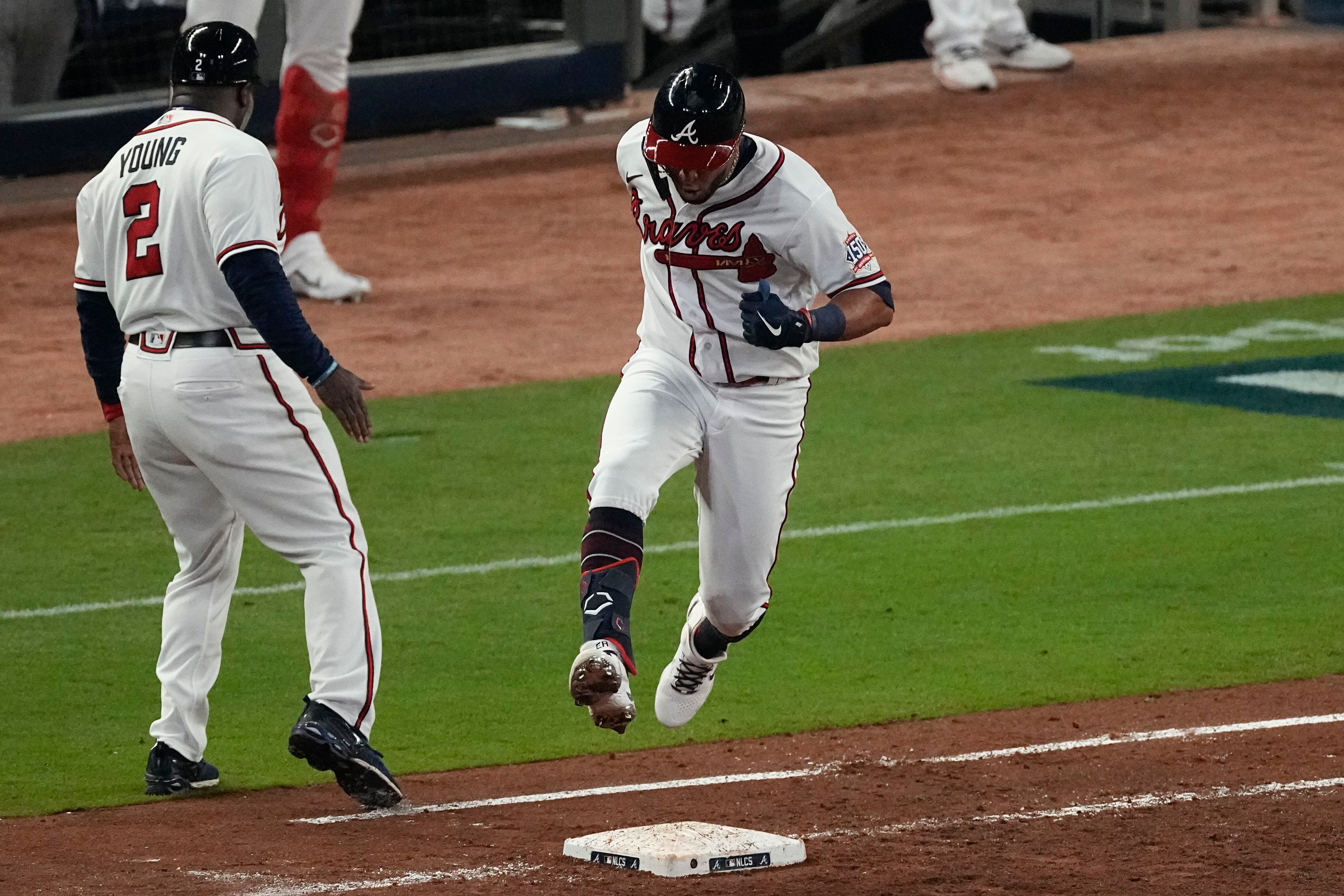 Braves: Tyler Matzek turns stellar double play on behind-the-back grab