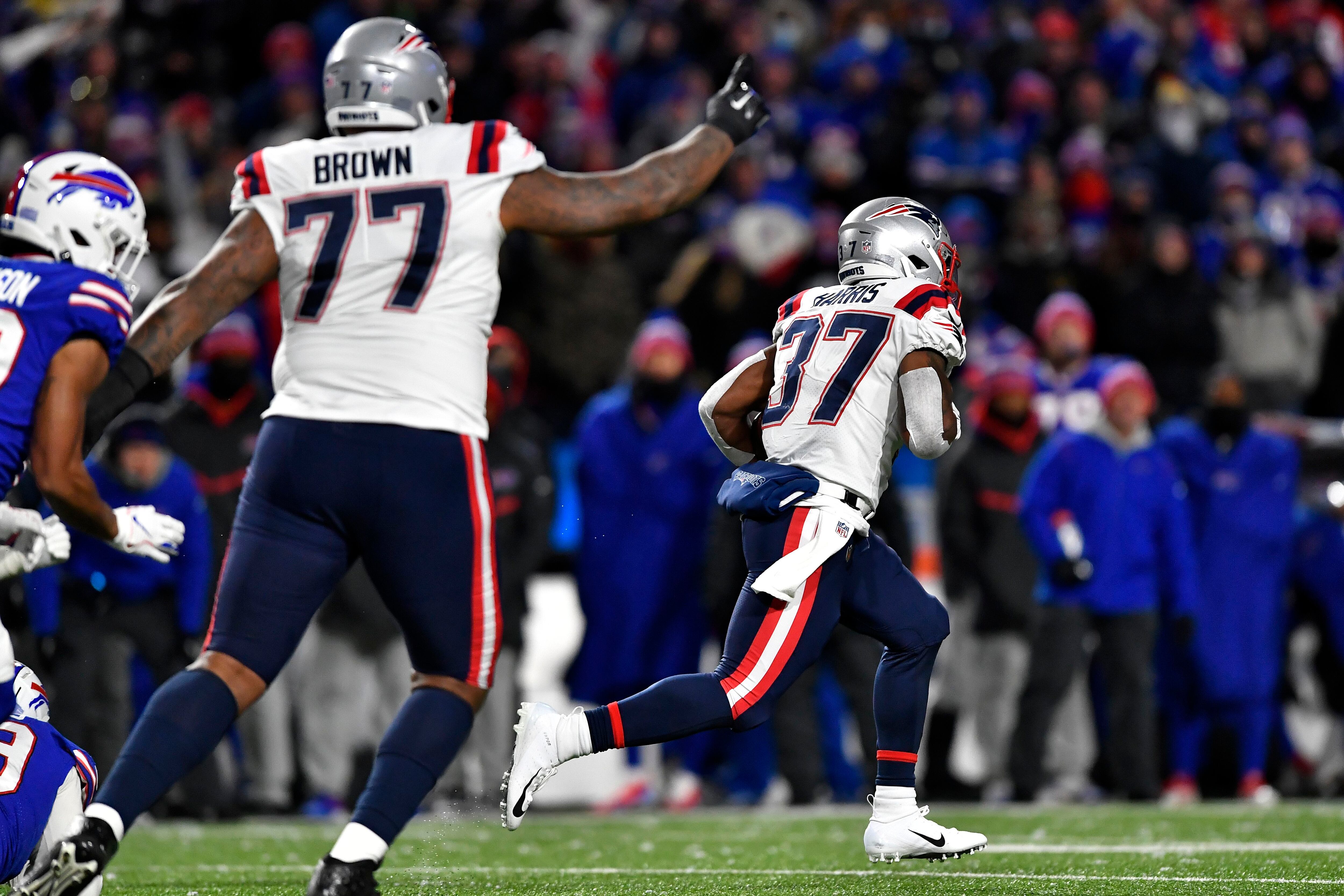 Monday Night Football: Patriots edge Bills in 'crazy game' to win seventh  straight