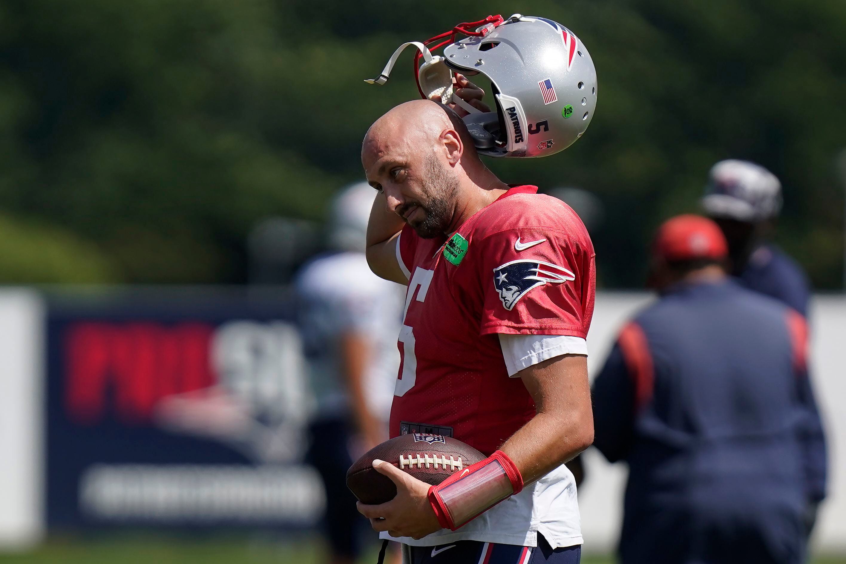 If Mac Jones can't play, Patriots are confident in Brian Hoyer 