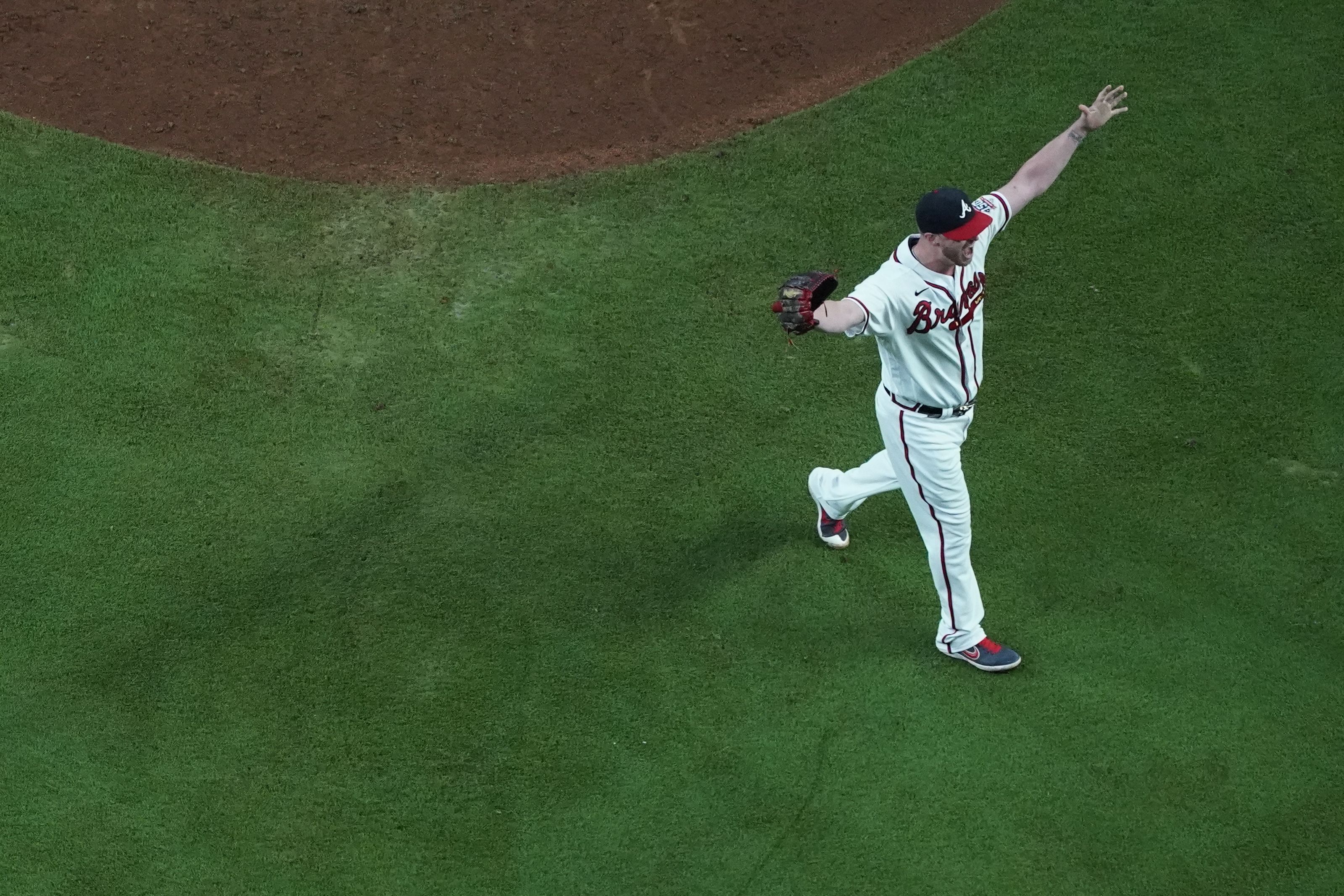 Braves: Tyler Matzek turns stellar double play on behind-the-back grab