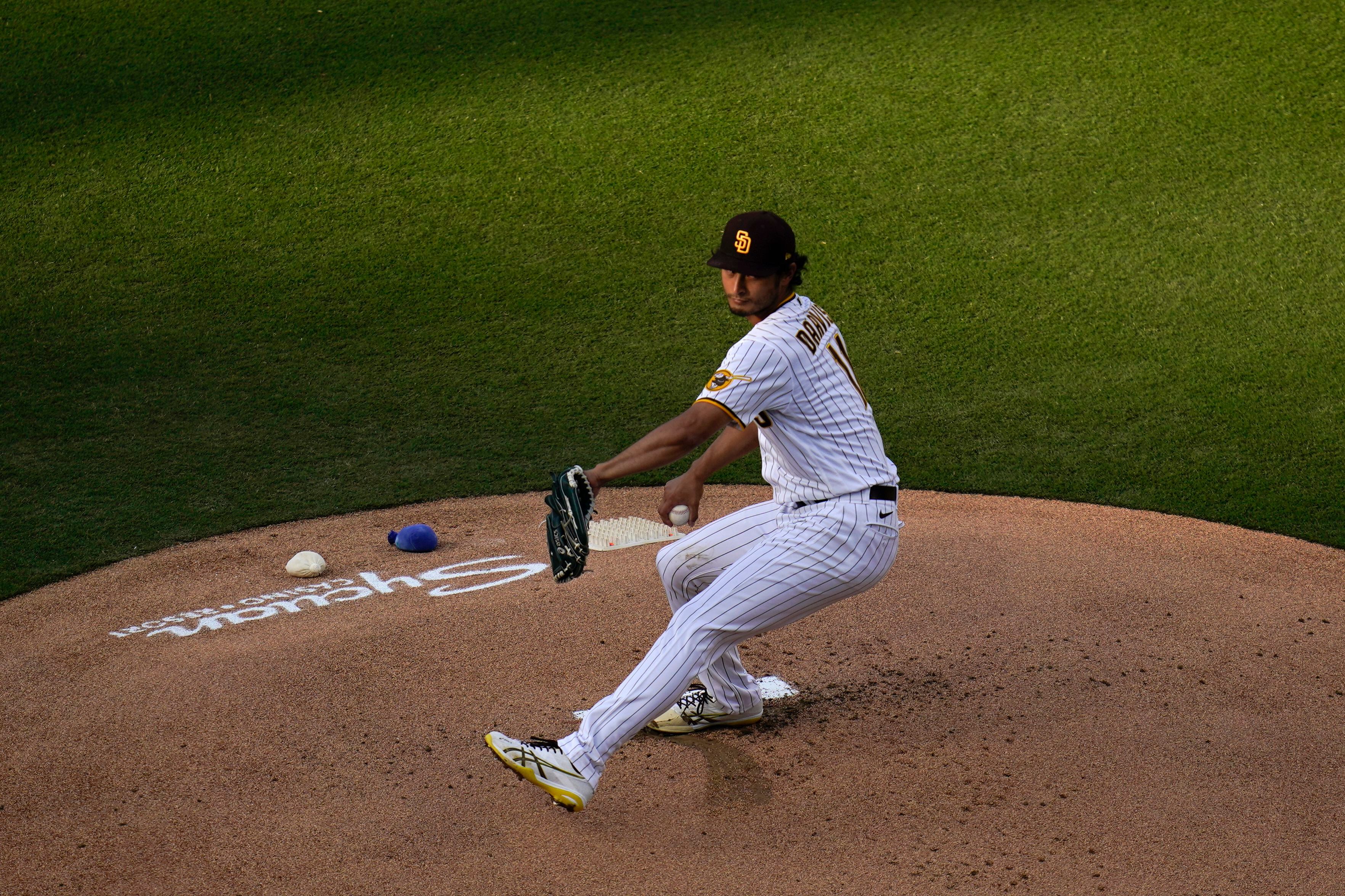 Betts makes diving grab as Dodgers beat Padres 2-0