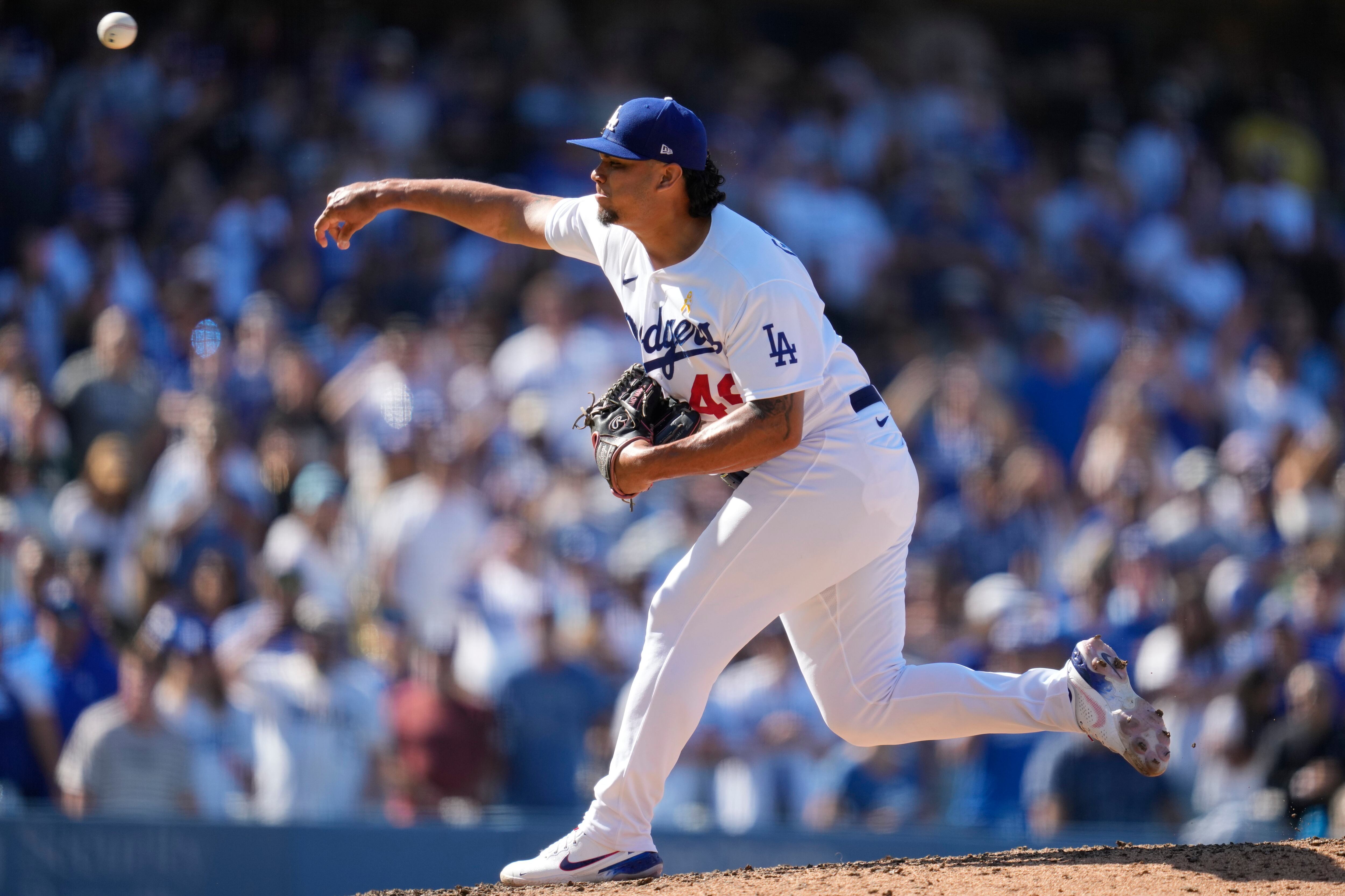 Dodgers: Dave Roberts provides bizarre update on Brusdar Graterol